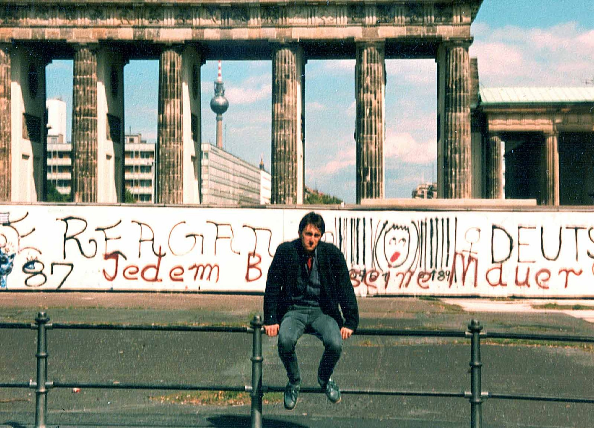 Der Autor sitzt vor dem Brandenburger Tor – auf der Westseite. (Foto 07.1987)