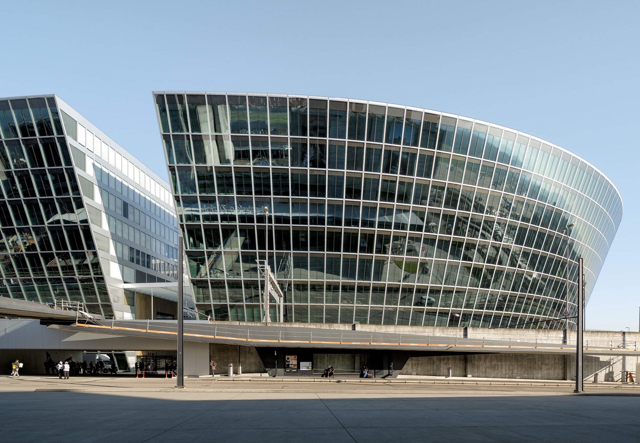 ‹Circle› am Flughafen Zürich: Die überhängende, achtgeschossige Glaswand wirkt wie eine Stadtmauer.