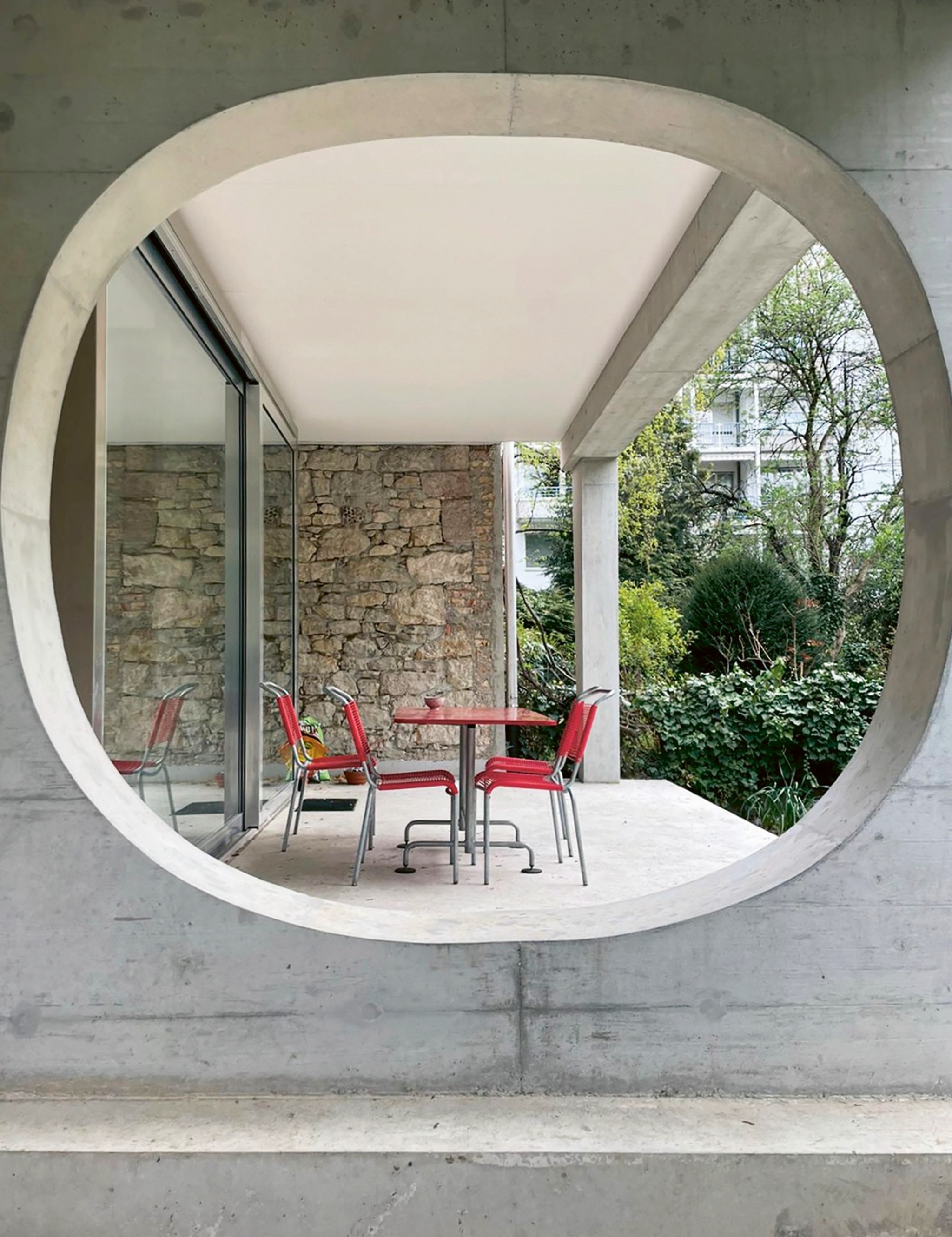 Die Superellipse in Beton dient auch als Sitzbank.
