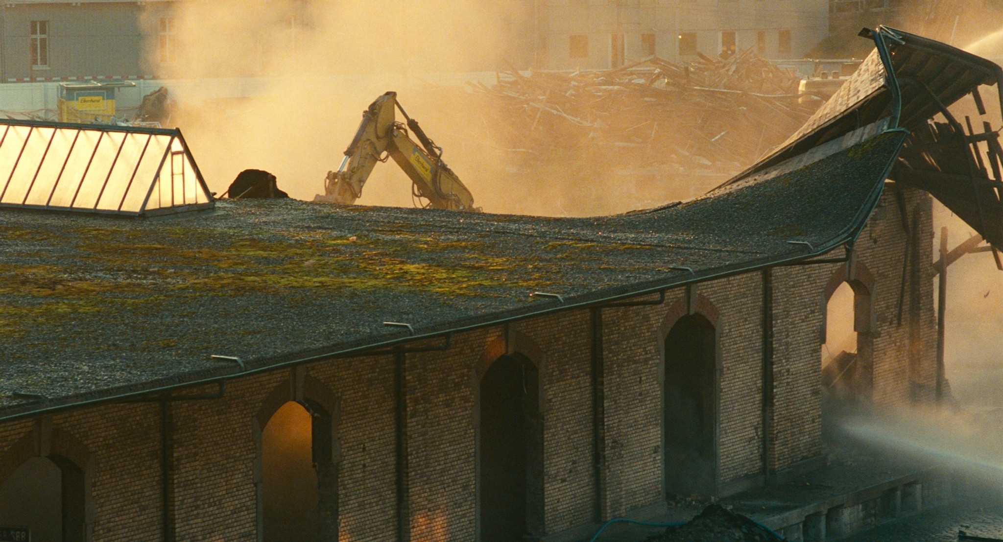 Als die Dächer des Güterbahnhofs abgerissen wurden: Filmstill aus «Nemesis»
