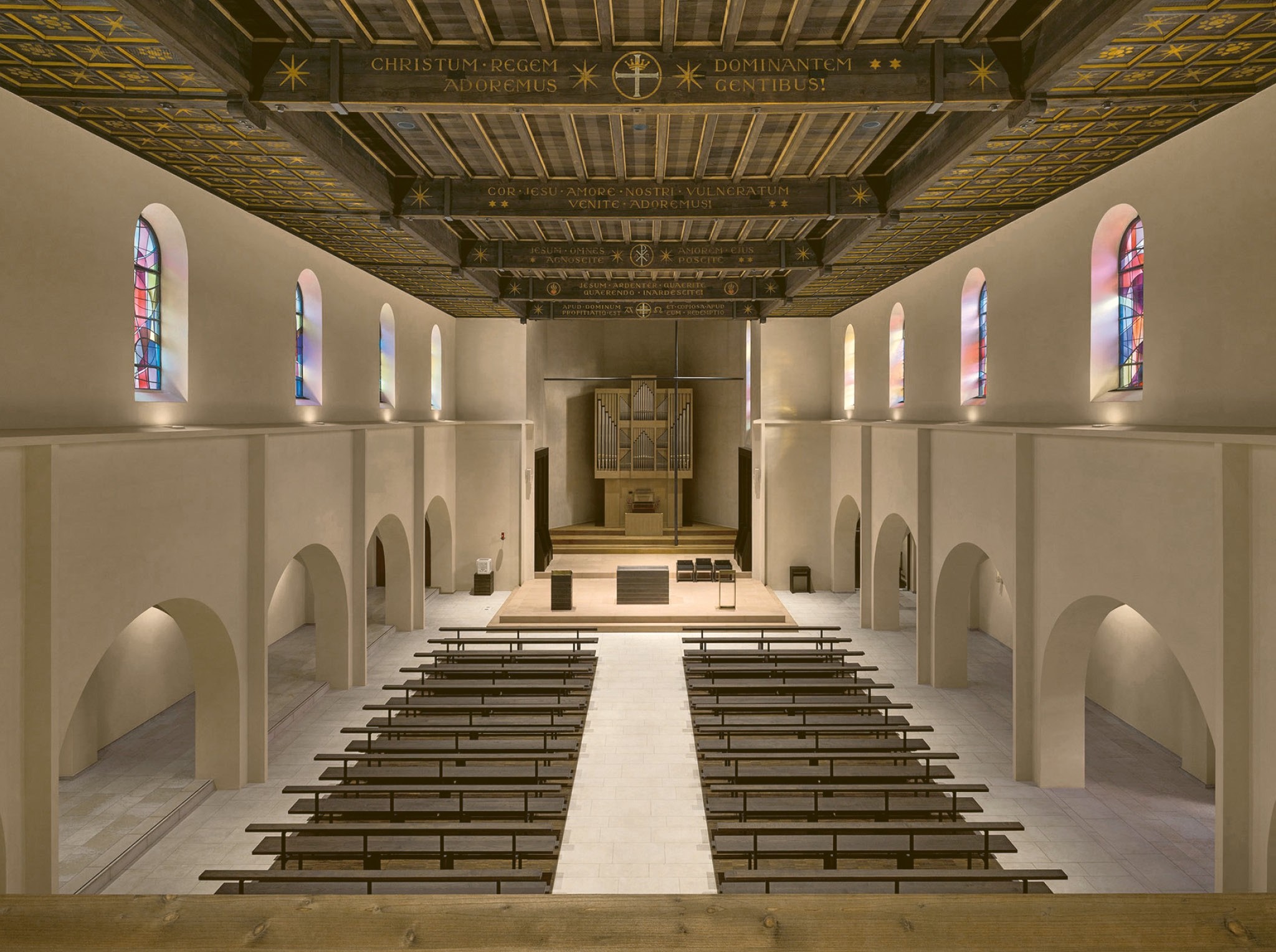 Lisenen und ein hohes Sims gliedern die Längswände der Kirche St. Franz Xaver in Münchenstein.