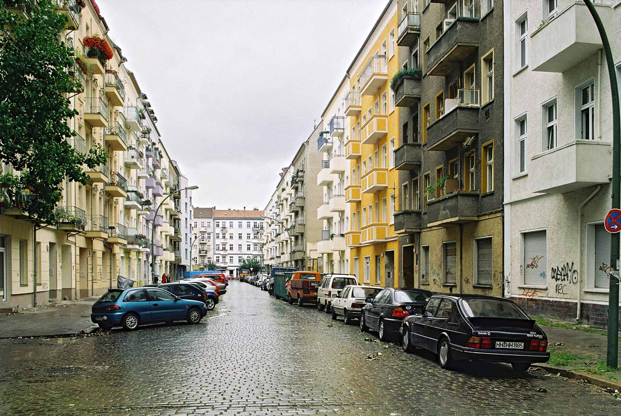 Die Heidenfeldstrasse in Berlin-Friedrichshain vor zwanzig Jahren. Viele Häuser wurden seither saniert, die Mieten erhöht.