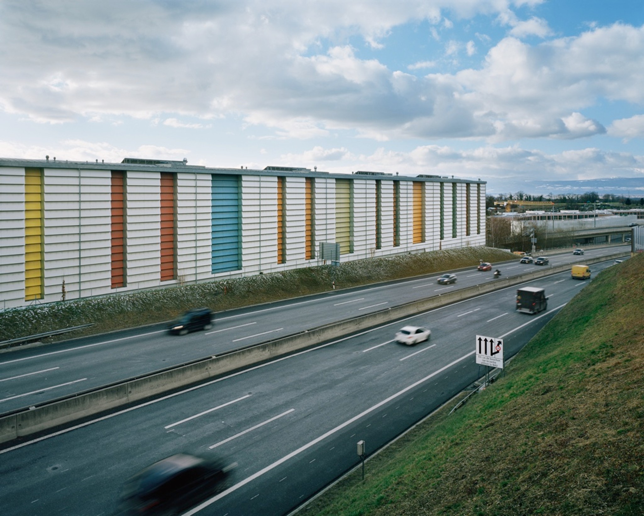 Die Wohnüberbauung in Mont-sur-Lausanne brettert 137 Meter entlang der Autobahn.