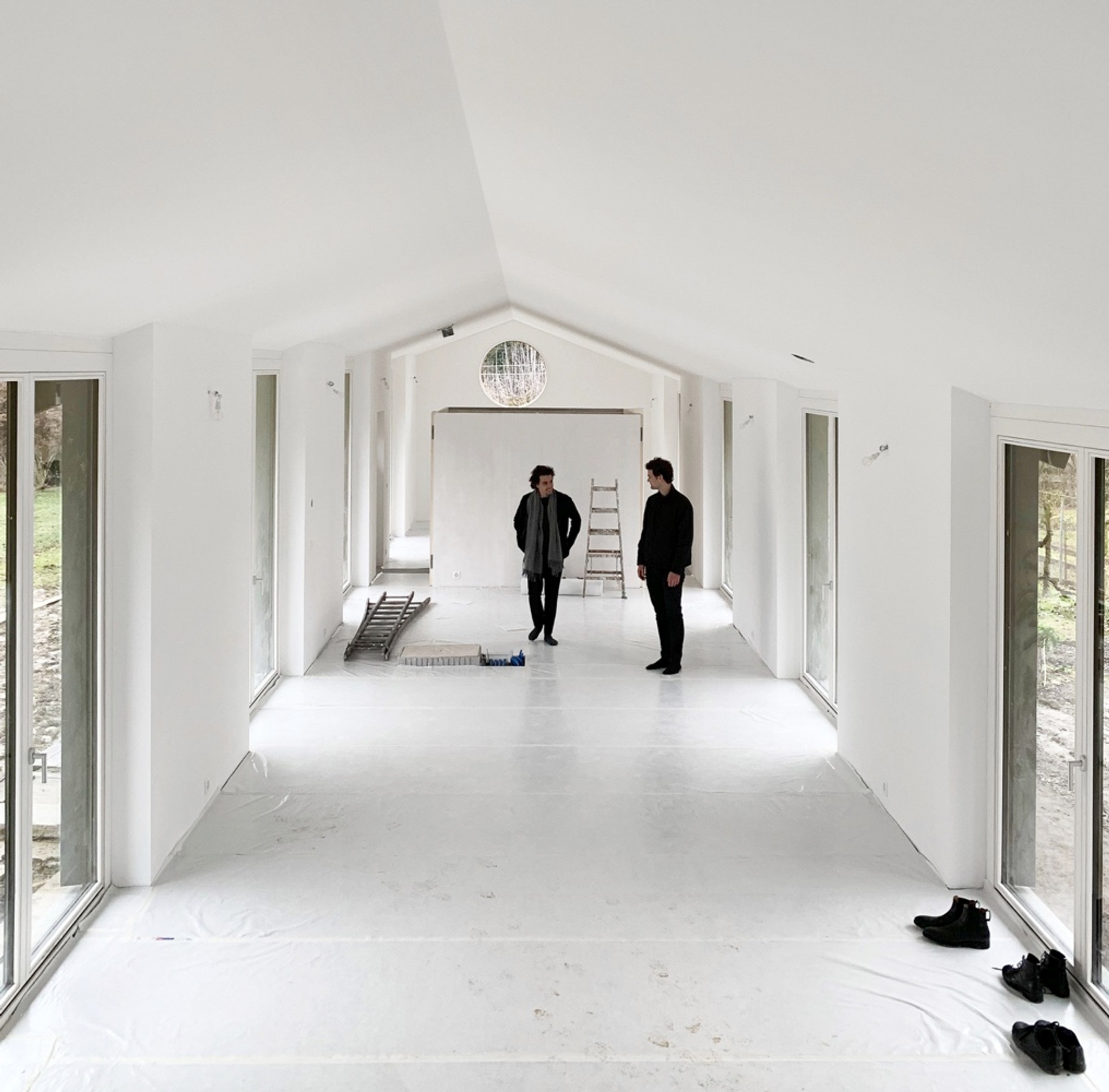 Adrien Comte und Adrien Meuwly im Rohbau ihres ‹permanent weekend house› am Genfer Stadtrand. (Foto: Comte/Meuwly)