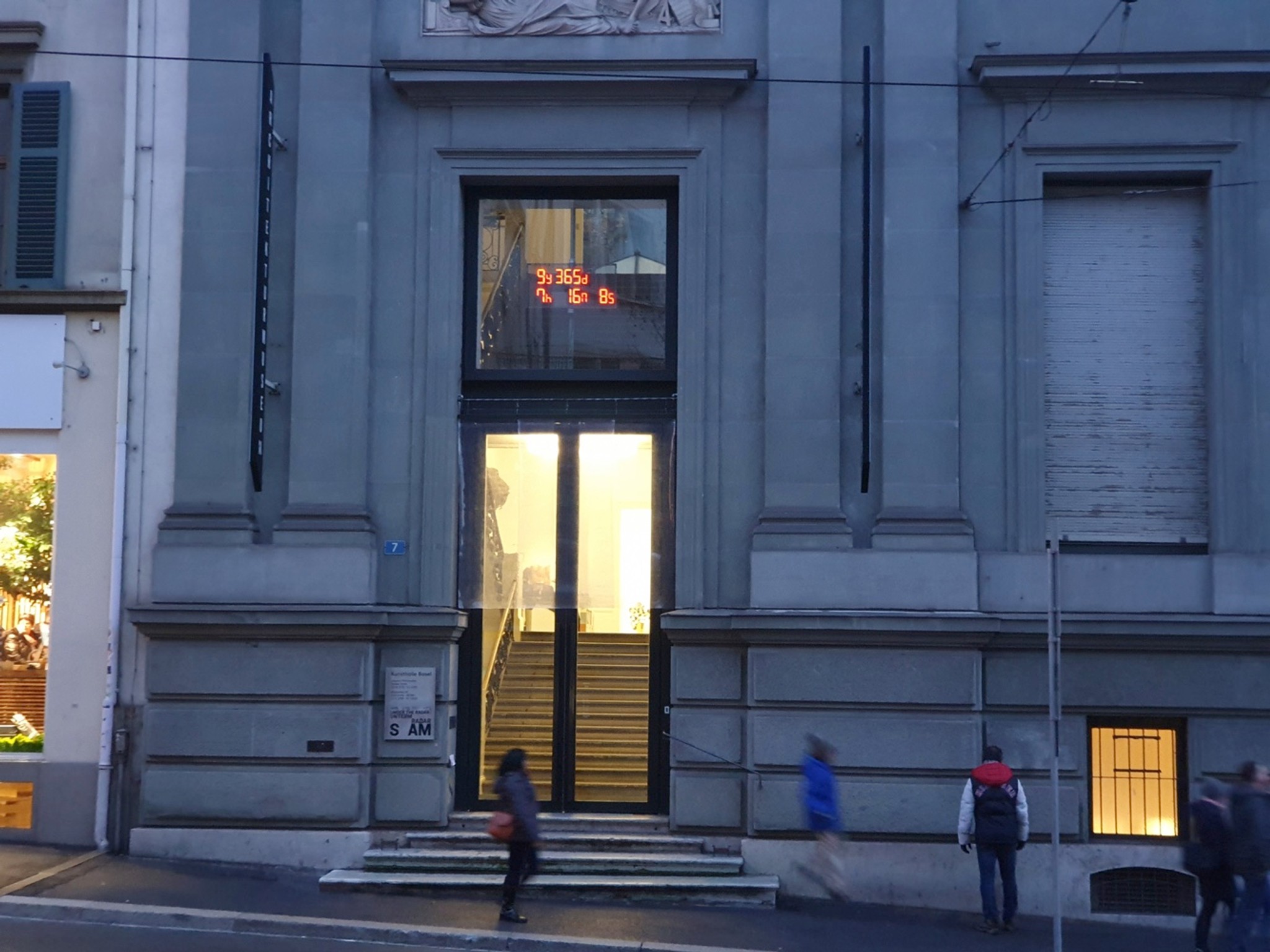 Ein Countdown erinnert über dem Eingang des SAM in Basel daran, wie drängend das Klimaproblem ist.