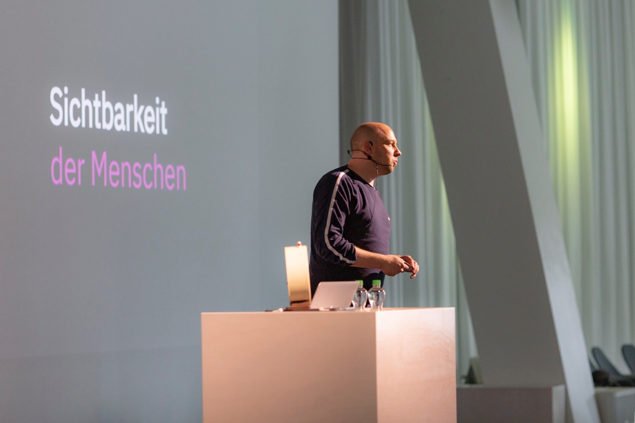Daniel Baur in seinem Impulsreferat über die Sichtbarkeit des Menschen.