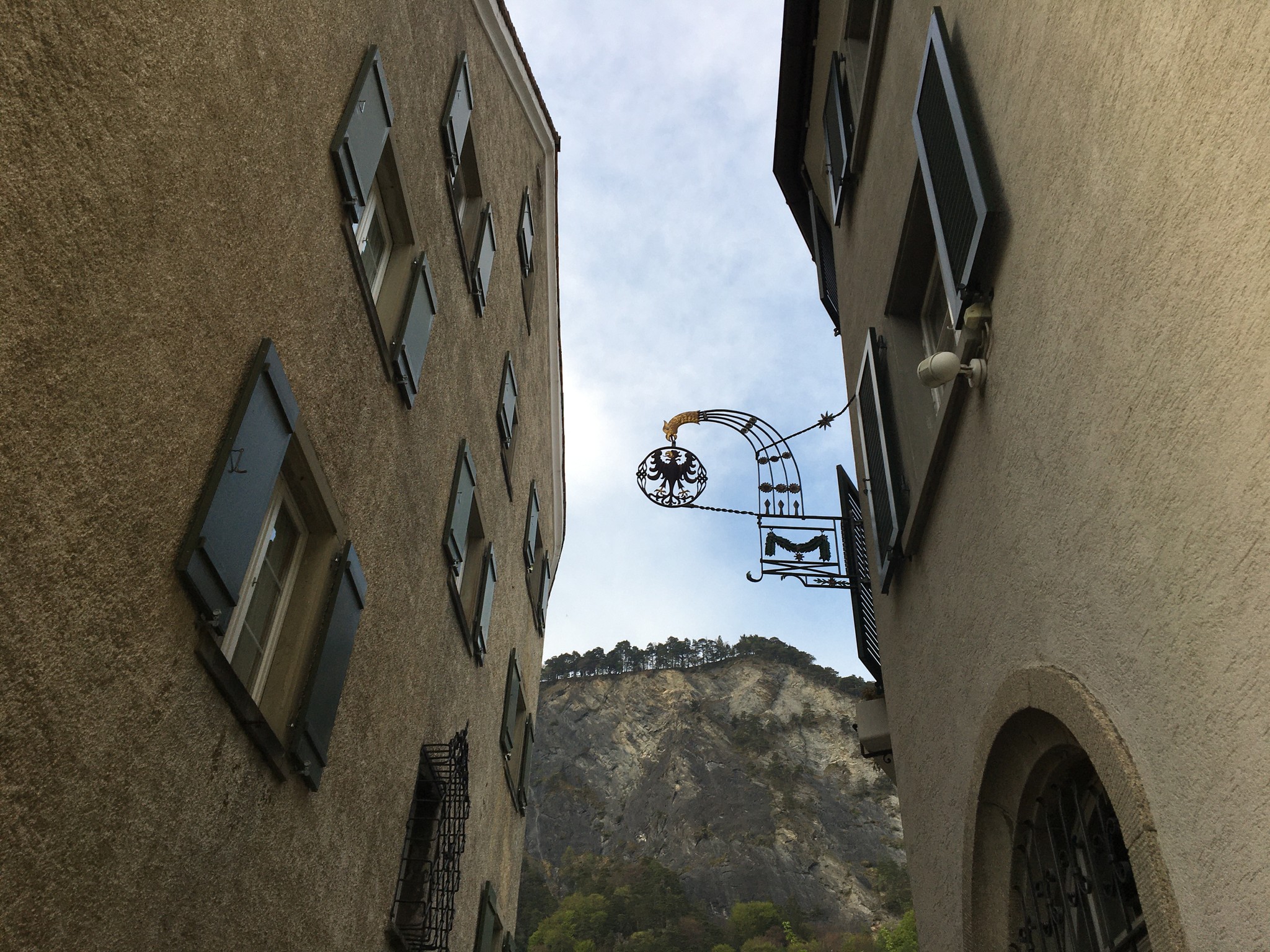 Der über dem Dorf kreisende Adler ruht sich aus.
