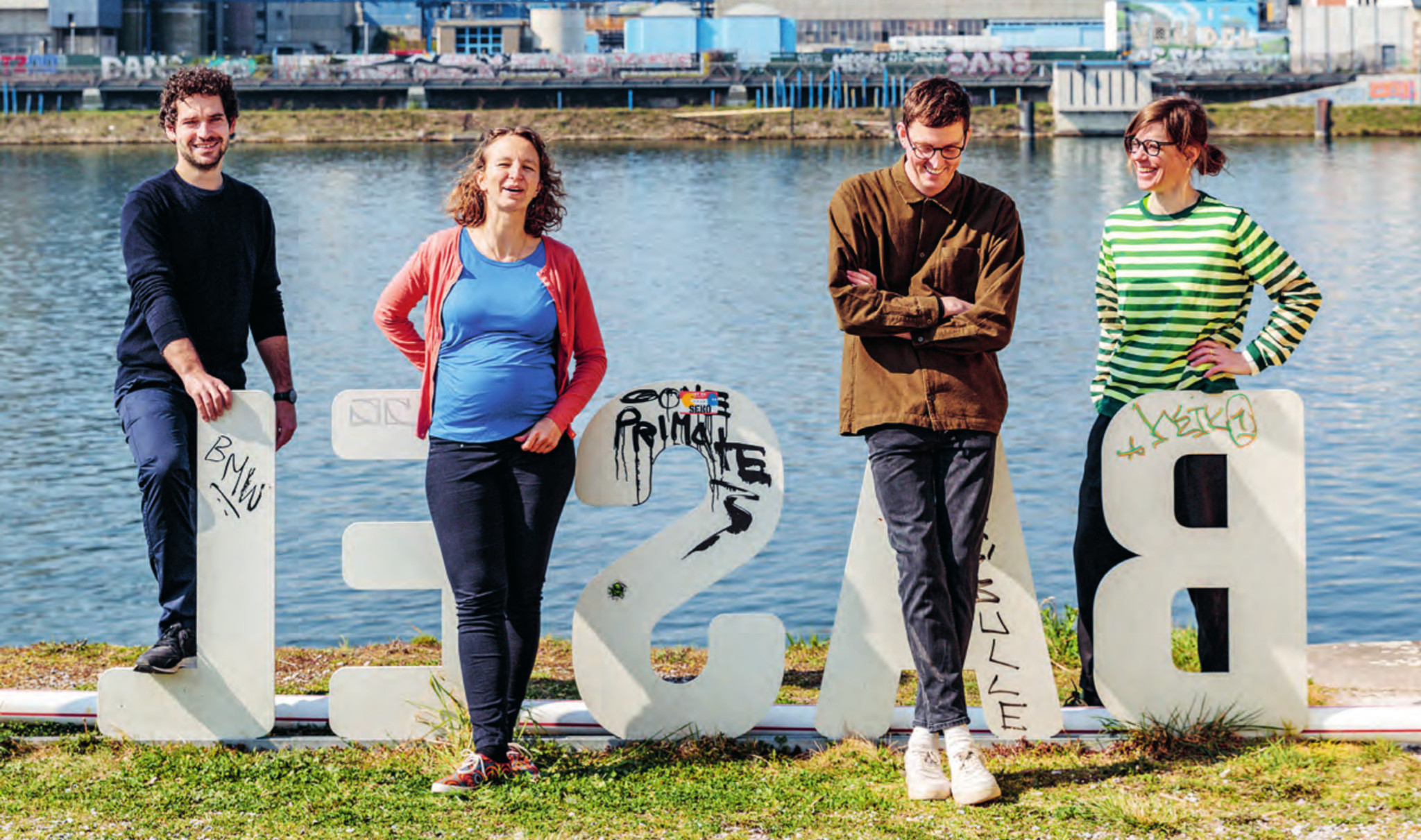 Zu Besuch bei vier jungen Baslerinnen, die mehr wollen als bauen: Lukas Gruntz, Sarah Barth, Jonathan Hermann und Charlotte Truwant. (v.l.n.r.)