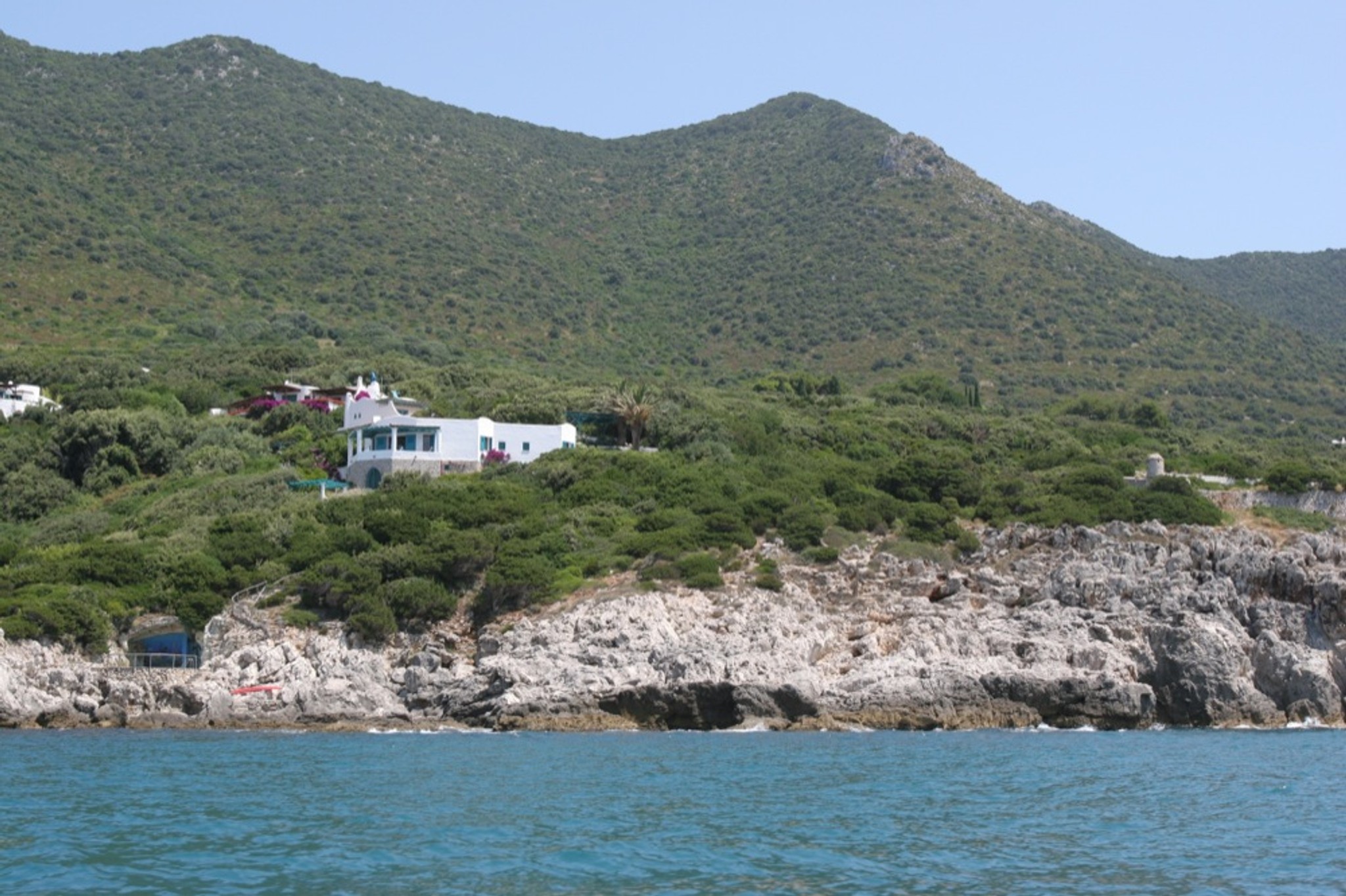 Die Casa Nettuno liegt direkt über den Felsen an der italenischen Steilküste bei San Felice Circeo.