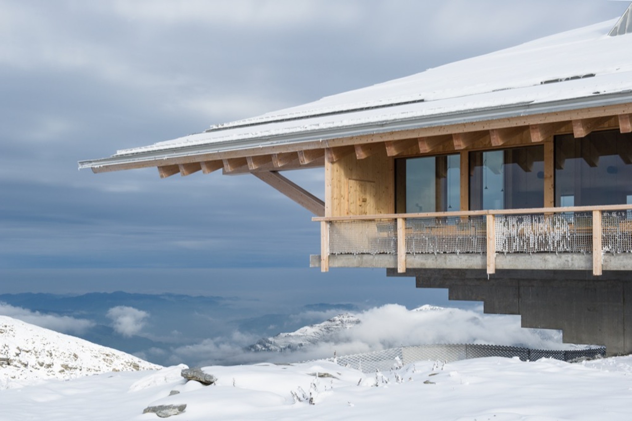 Hoch auf dem östlichsten der sieben Churfirsten breitet die Bergstation mit Restaurant ihr Dach aus.