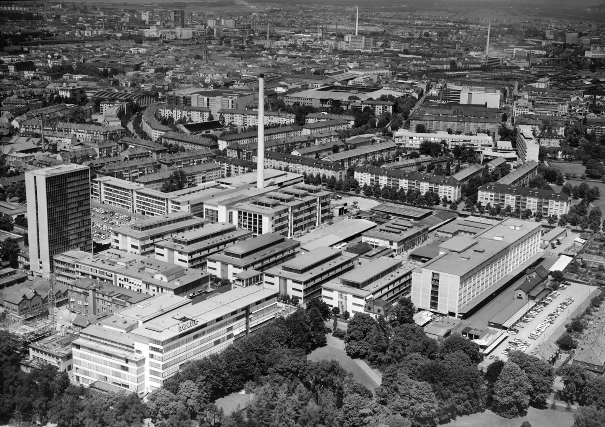 Das Areal der F. Hoffmann-La Roche in Basel im Sommer 1964 mit den Bauten von Salvisberg und Rohn.