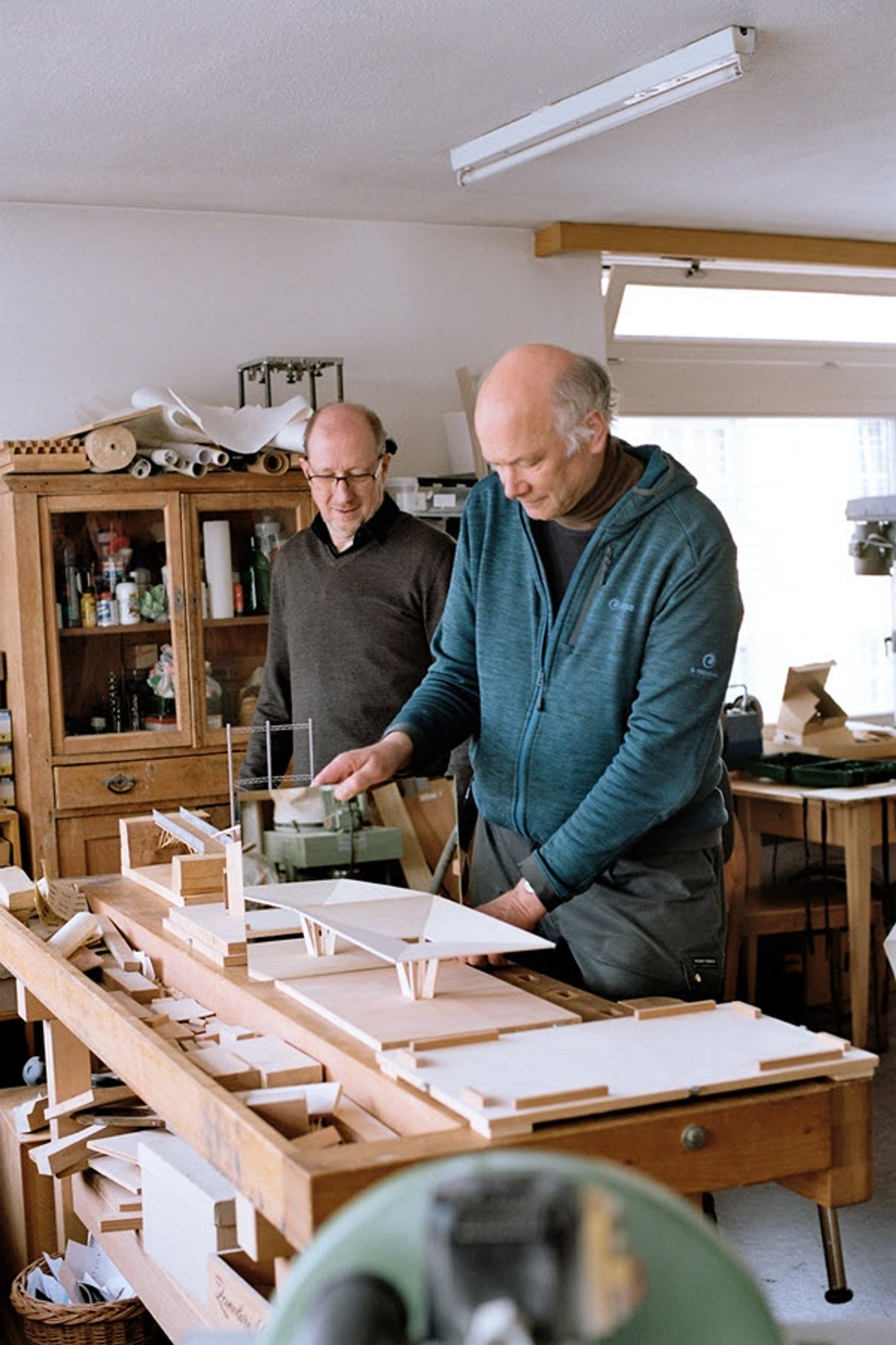 Die Bauingenieure Jürg Conzett und Gianfranco Bronzini an der Arbeit.