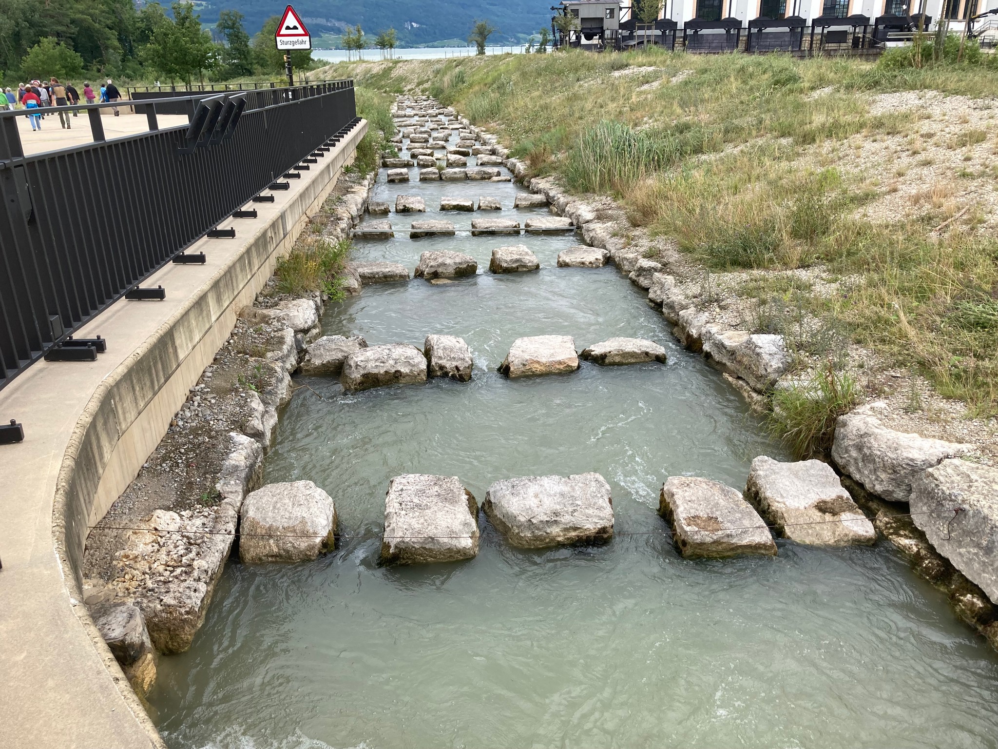 Die Fische schwimmen über die königliche Treppe des Kraftwerks Hagneck am Bielersee aareaufwärts.