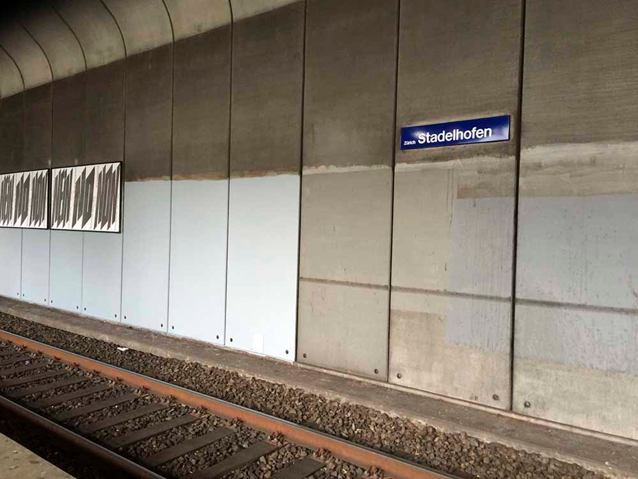 Viel zu hell: die frisch gestrichenen Wandpartien im Bahnhof Stadelhofen.