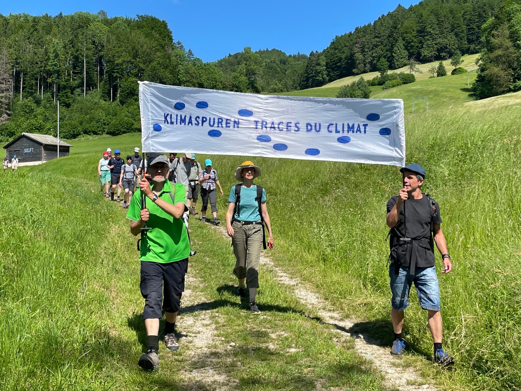 Klimaspuren - hier im Zürcher Oberland unterwegs – gibt es nun im Kino.