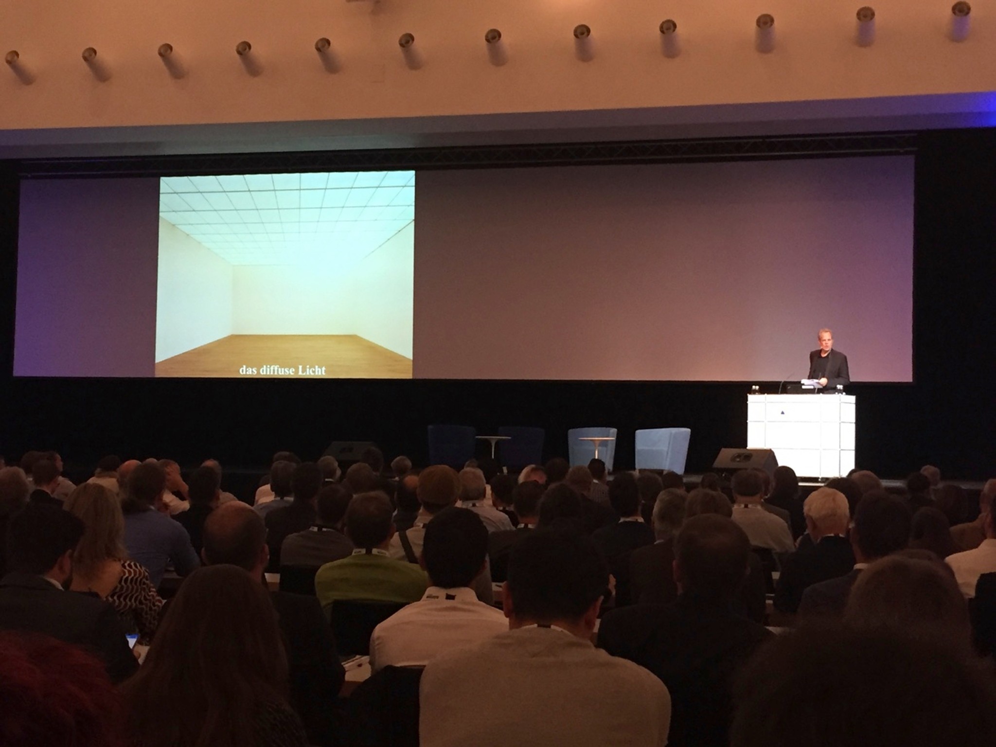 Mike Guyer zählte an seinem Vortrag am 23. europäischen Lichtkongress 20 Arten des Lichts auf.