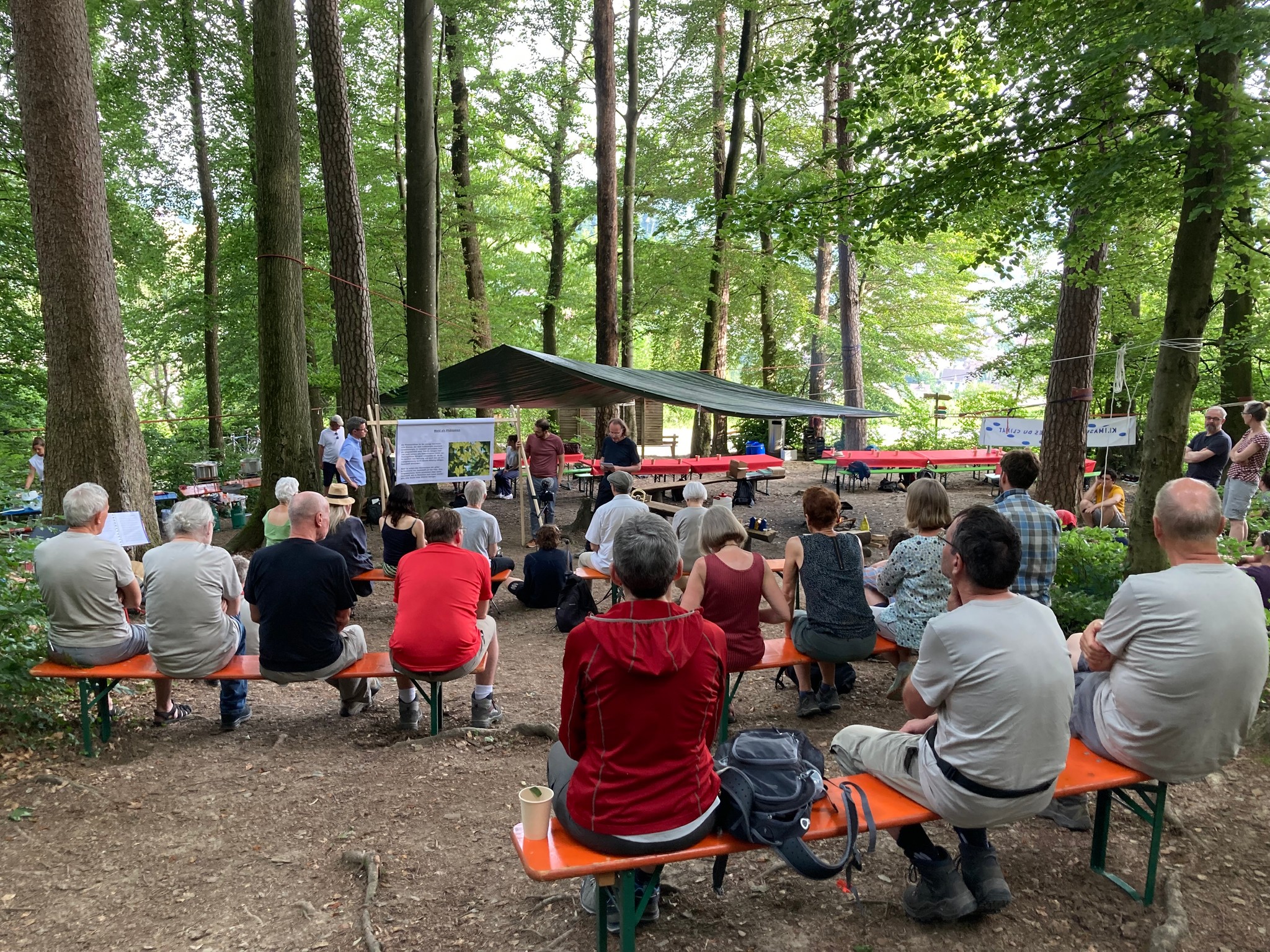 Bibergeil unterweist Klimaspuren im Waldschulhaus über «Fôret en plus»