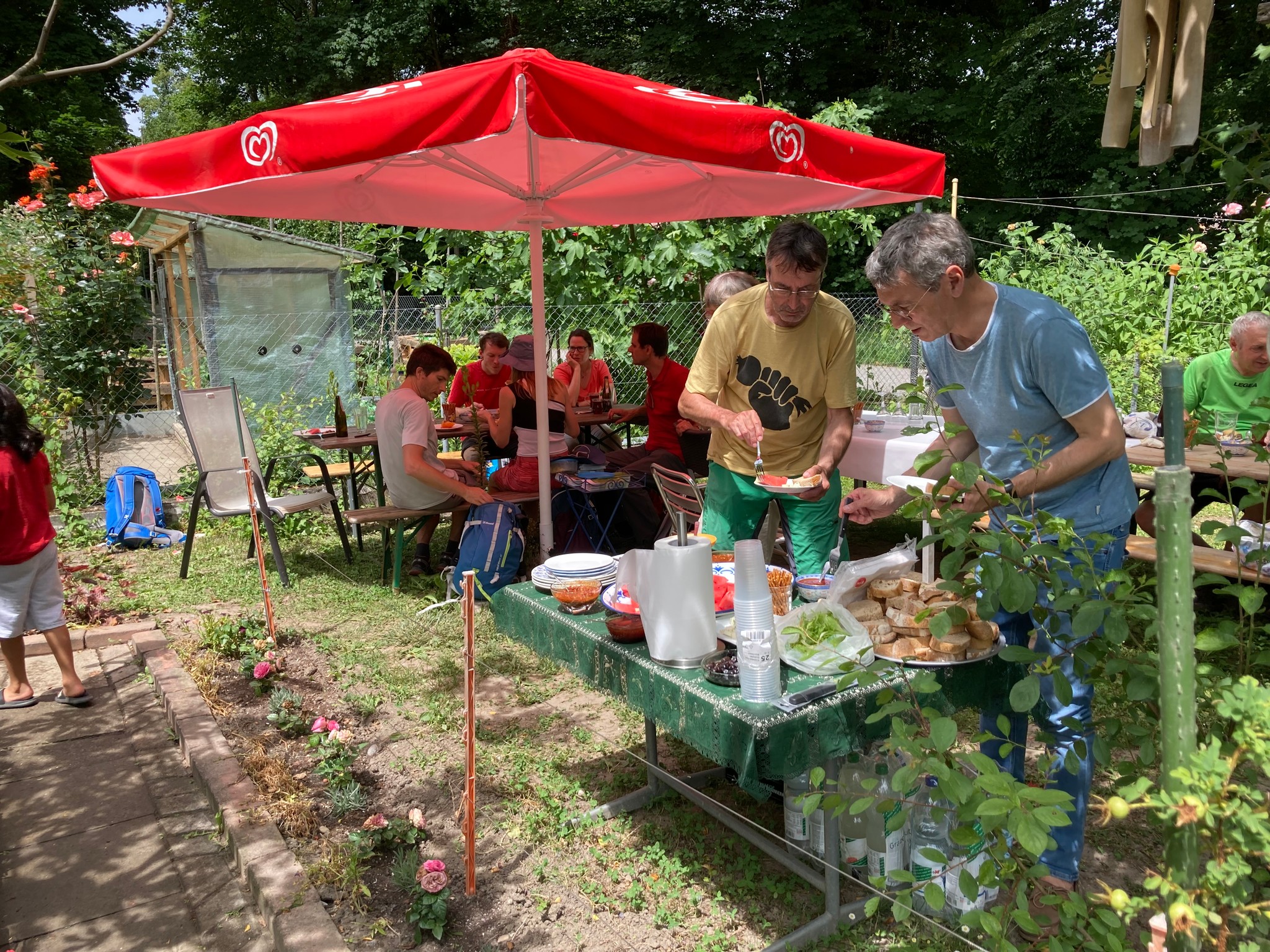 Gastfreundschaft im Schrebergarten von Nergis, Cemal und Suat an der Aare bei Brugg.