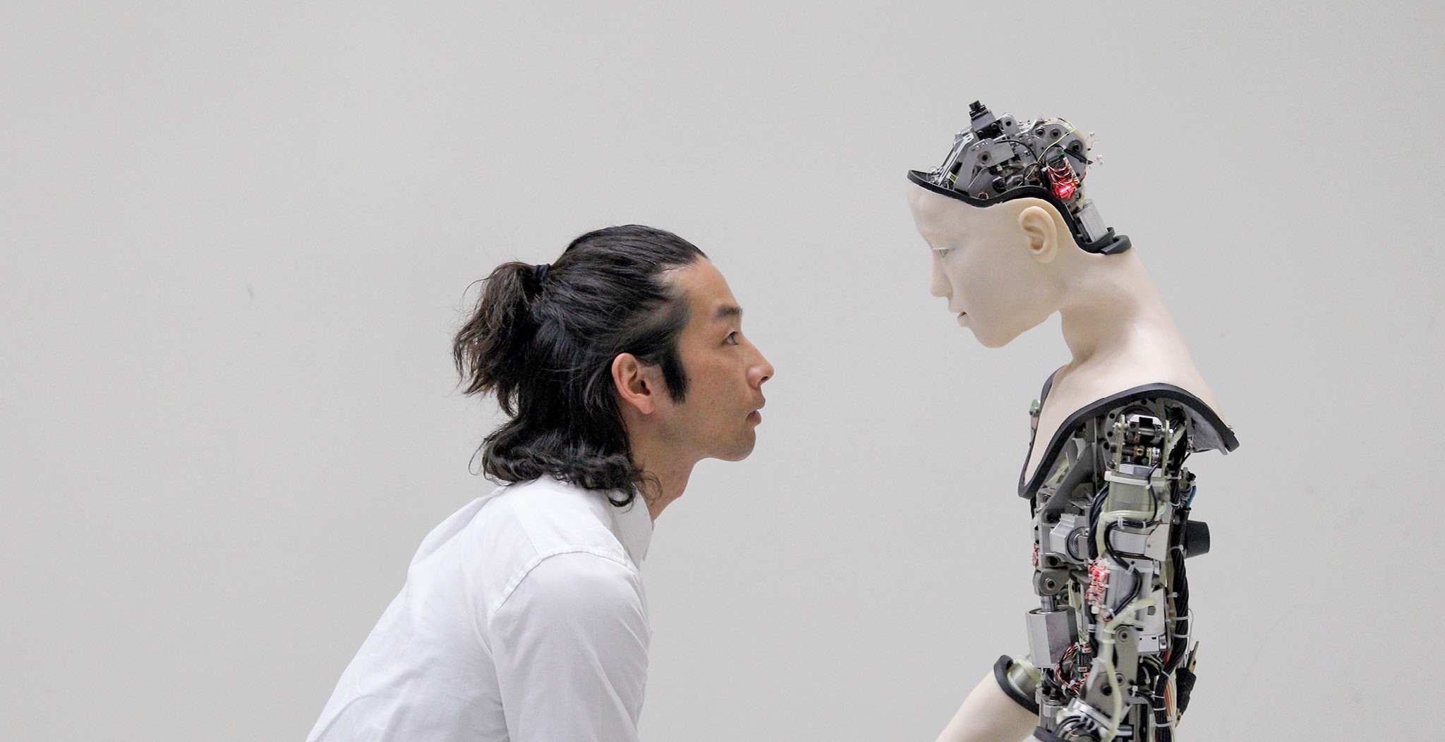 Die Begegnung zwischen Mensch und Roboter ist emotional aufgeladen. Justine Emard, ‹Co(AI)xistence›, 2017, Video Still.