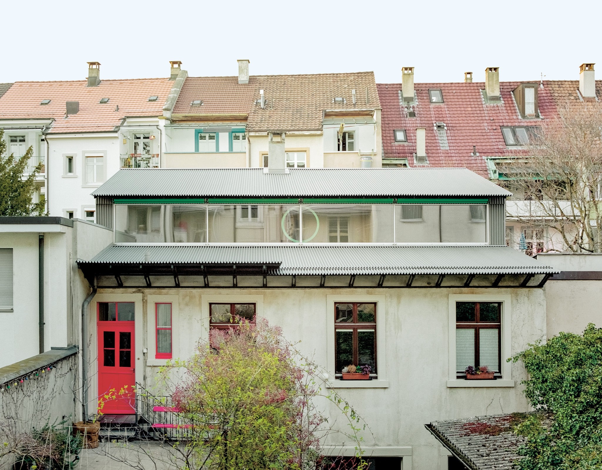 Aufgeklappt: Das Bandfenster bringt Licht in den einstigen Dachboden. Zinkblech erinnert an die industrielle Geschichte des Basler Hinterhofhauses.