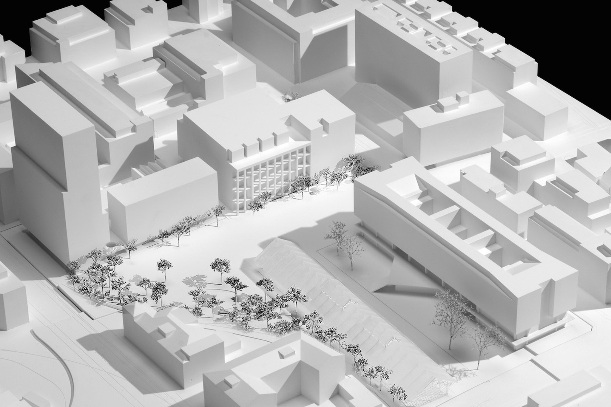 Modell mit den vier Siegerprojekten: Wohnhochhaus der ABZ (links), Gewerbehaus (Mitte), Wohn- und Gewerbehaus von Kraftwerk1 (rechts), Quartierpark mit ehemaliger Kohlelagerhalle (vorne)