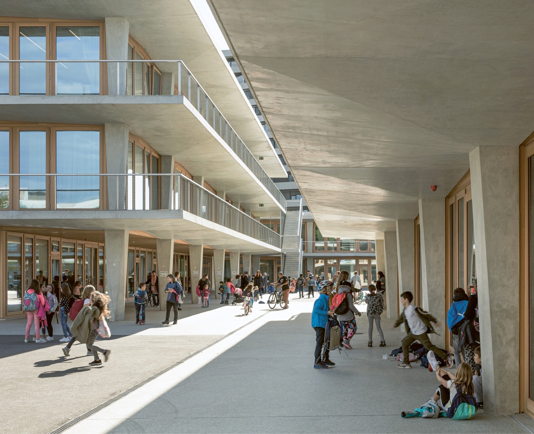 Die umlaufenden Betonbalkone prägen das Äussere der Schulanlage Les Vergers in Meyrin. Vier Gebäude erzeugen ein Geflecht von Höfen und Gassen.