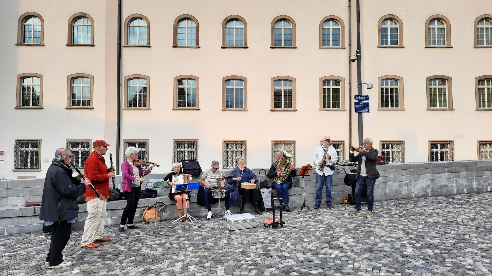 Die Kapelle «Alpenglühen» begrüsst Klimaspuren in St. Gallen.