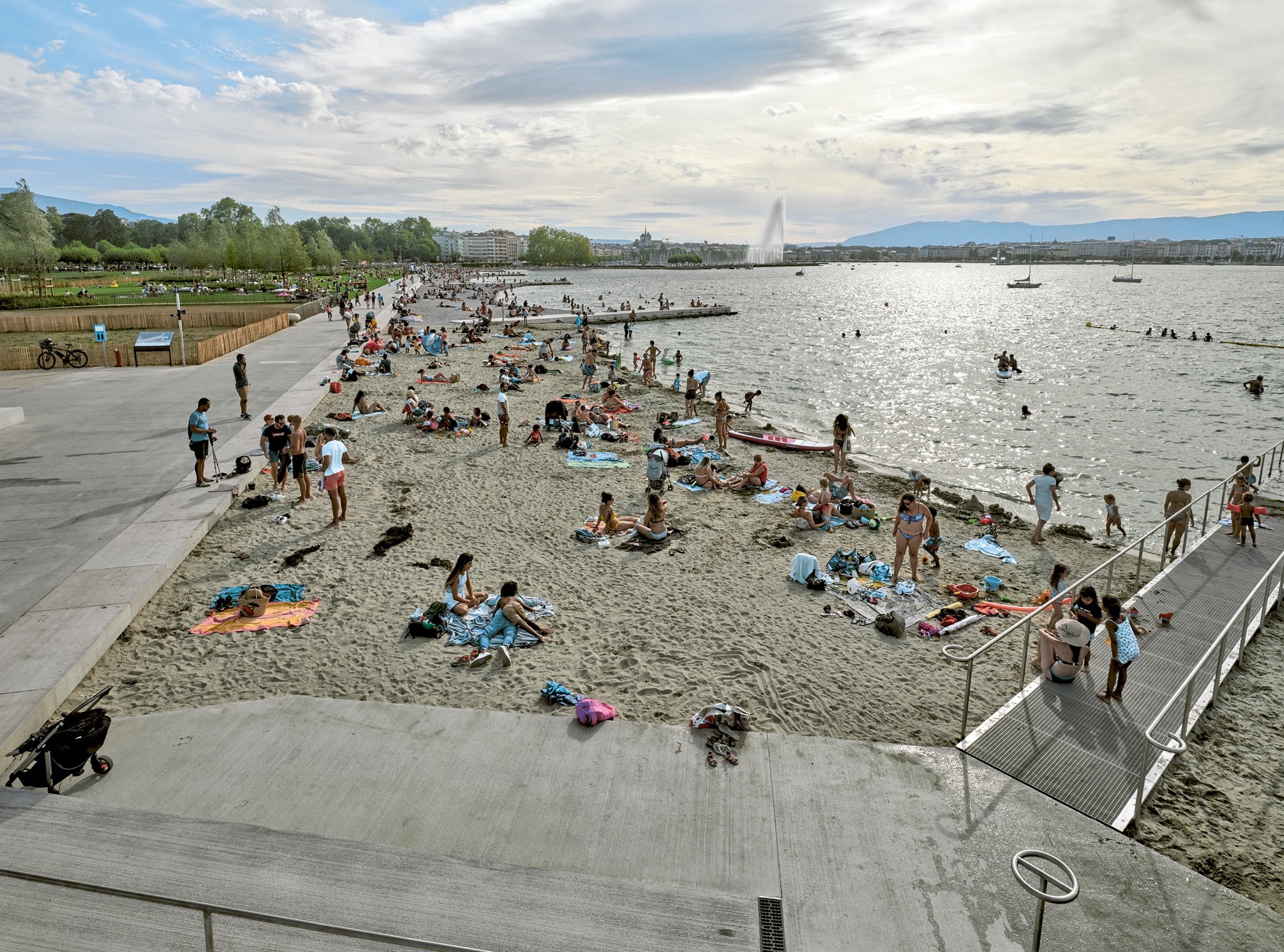 Wie eine Flugzeugpiste schiesst der Genfer Stadtstrand vom Quai in den See. Zum Projekt gehören auch ein Restaurant, eine Unterhaltsplattform, ein Bootshafen sowie der Hafen der Berufsfischer.