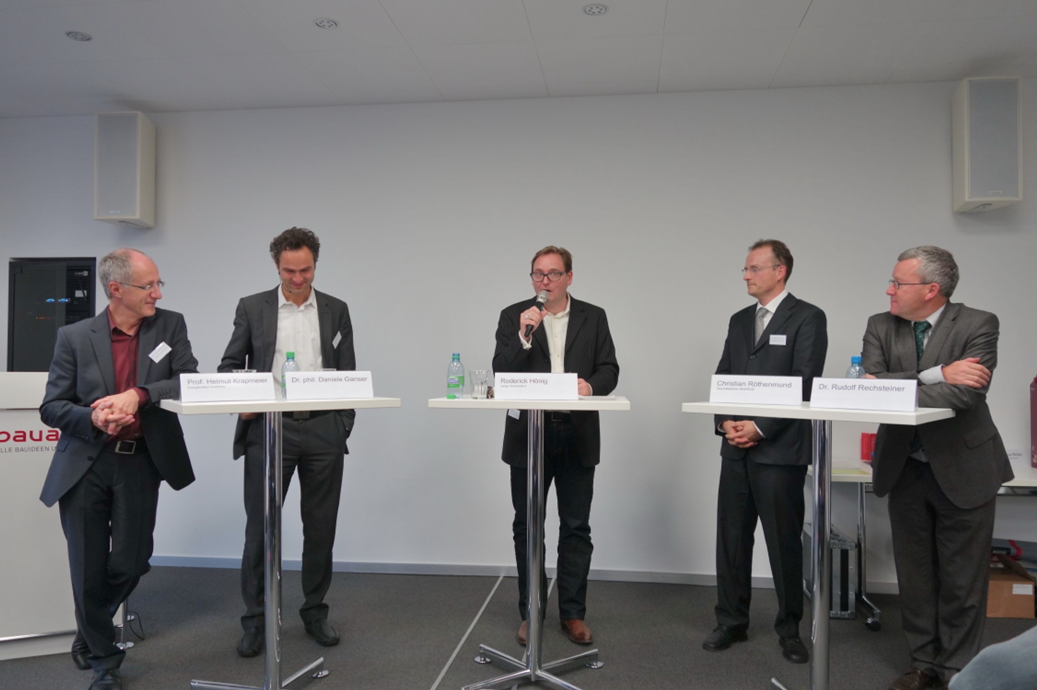 Helmut Krapmeier, Daniele Ganser, Roderick Hönig (Moderator Schlussrunde), Christian Röthenmund und Rudolf Rechsteiner am Energieforum (v.l.n.r.)