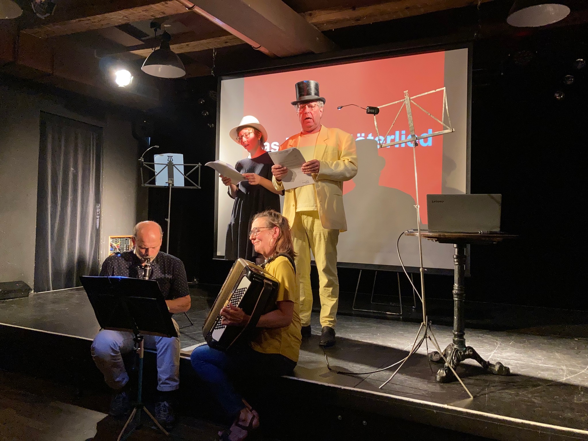 Sie (Mirjam Roth) und Er (Benedikt Loderer) führen zur Musik von Kathrin und René den «Drachentöter» auf.