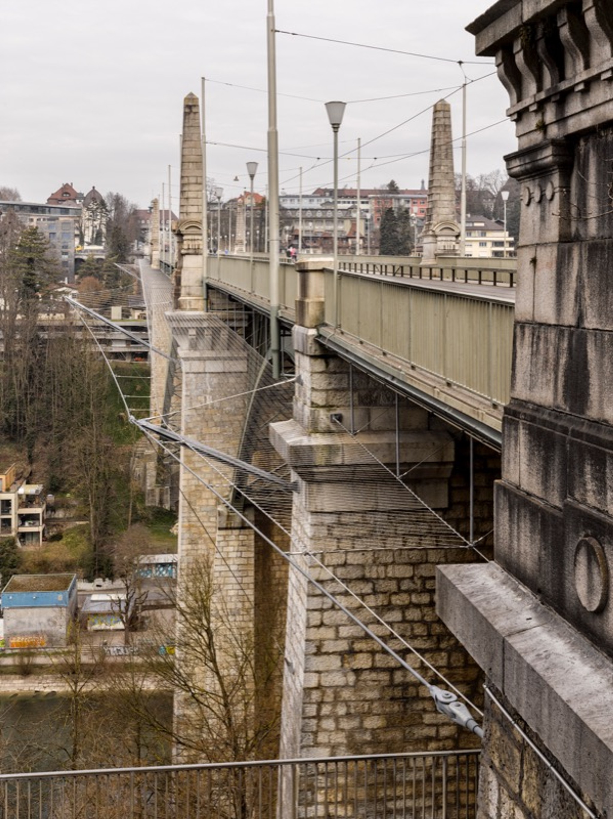 An der Kornhausbrücke ist das Netz knapp unter der Brückenplatte gespannt.