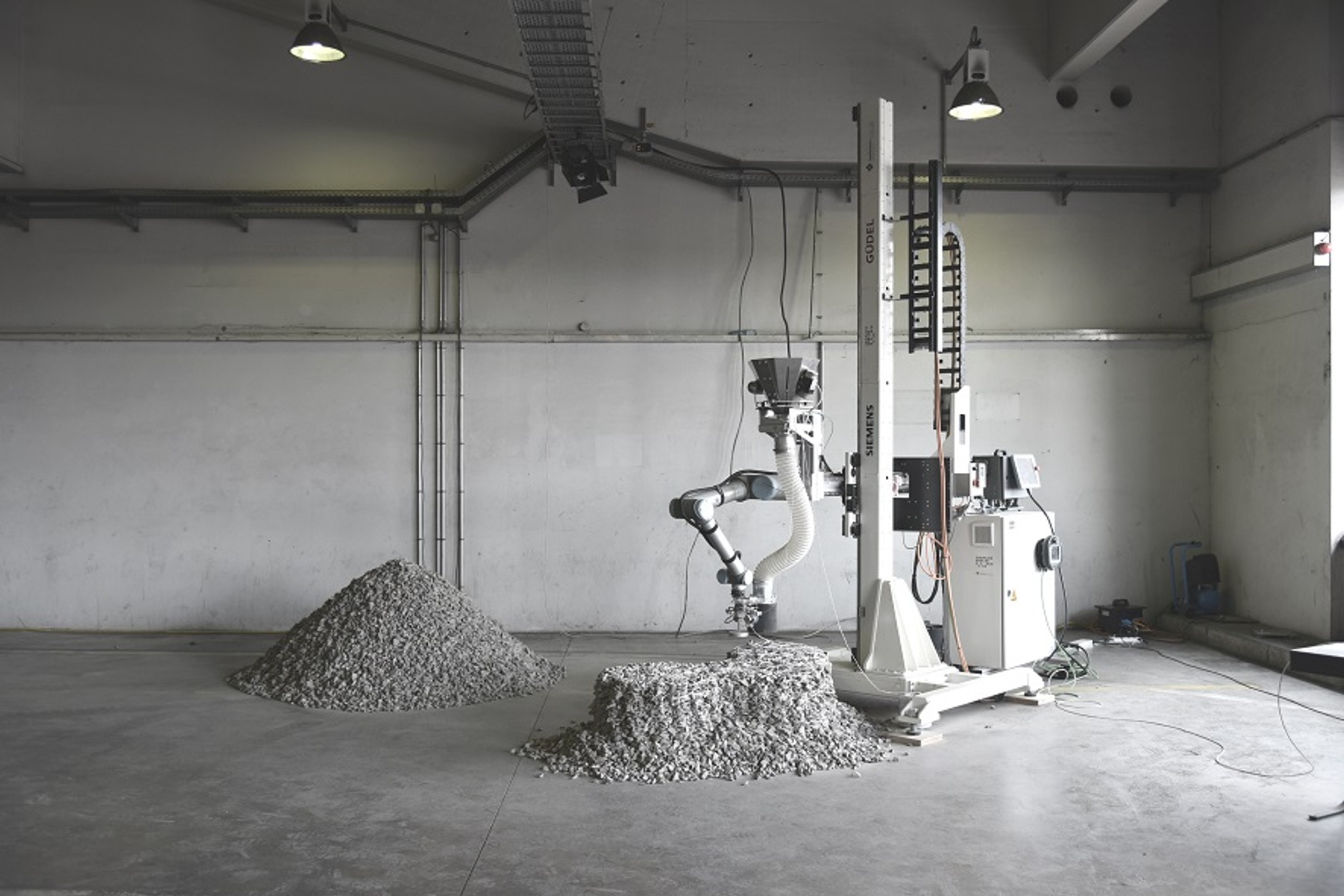 Am Lehrstuhl von Gramazio Kohler an der ETH Zürich schnüren Roboter Kies mit einem Faden zu Skulpturen. (Foto: Gramazio Kohler Research, ETH Zürich)