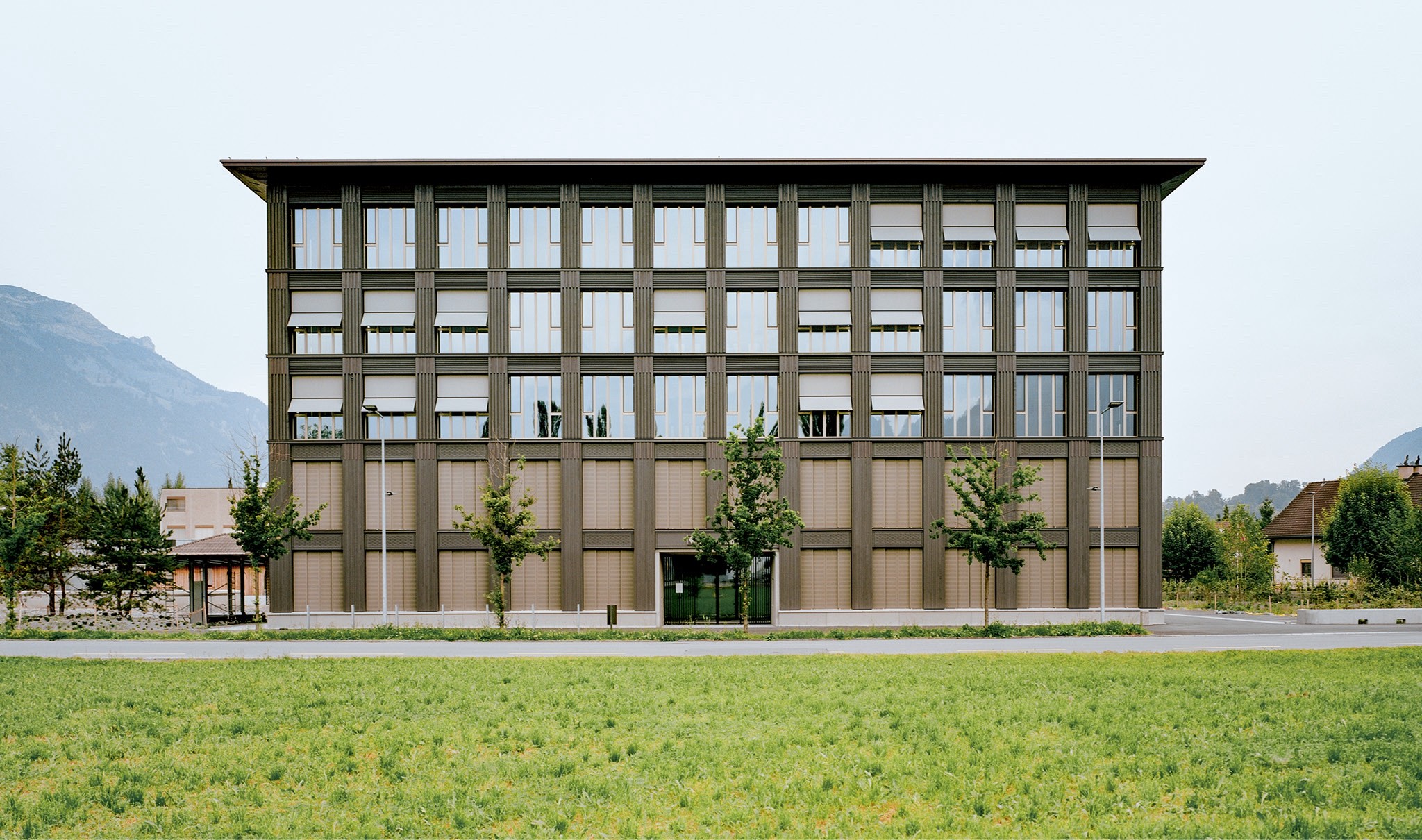Die Fassade des OKB-Hauptsitzes in Sarnen ist klassisch gegliedert.