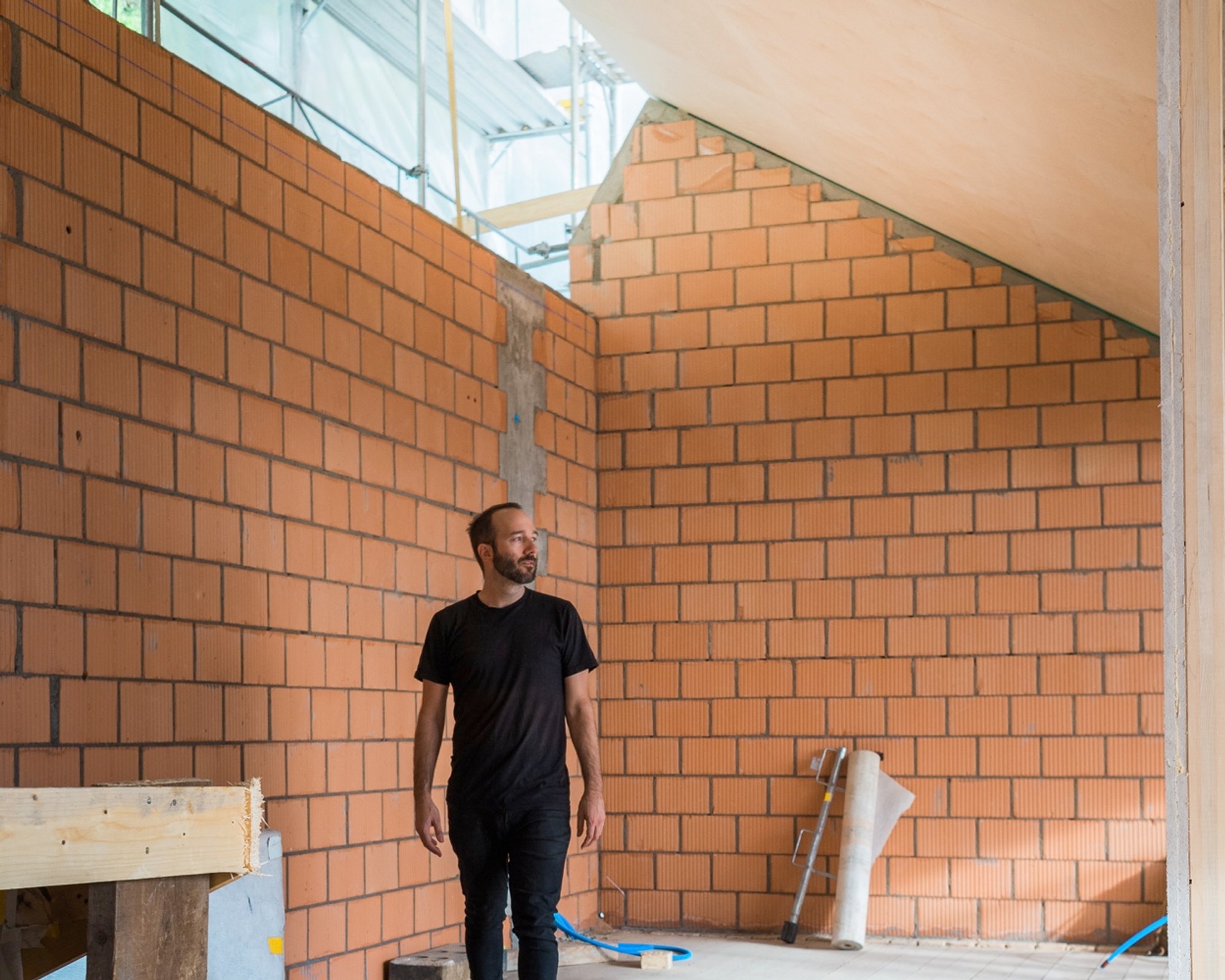 Stefan Wülser auf seiner Baustelle in Bassersdorf. (Foto: Monika Truong)
