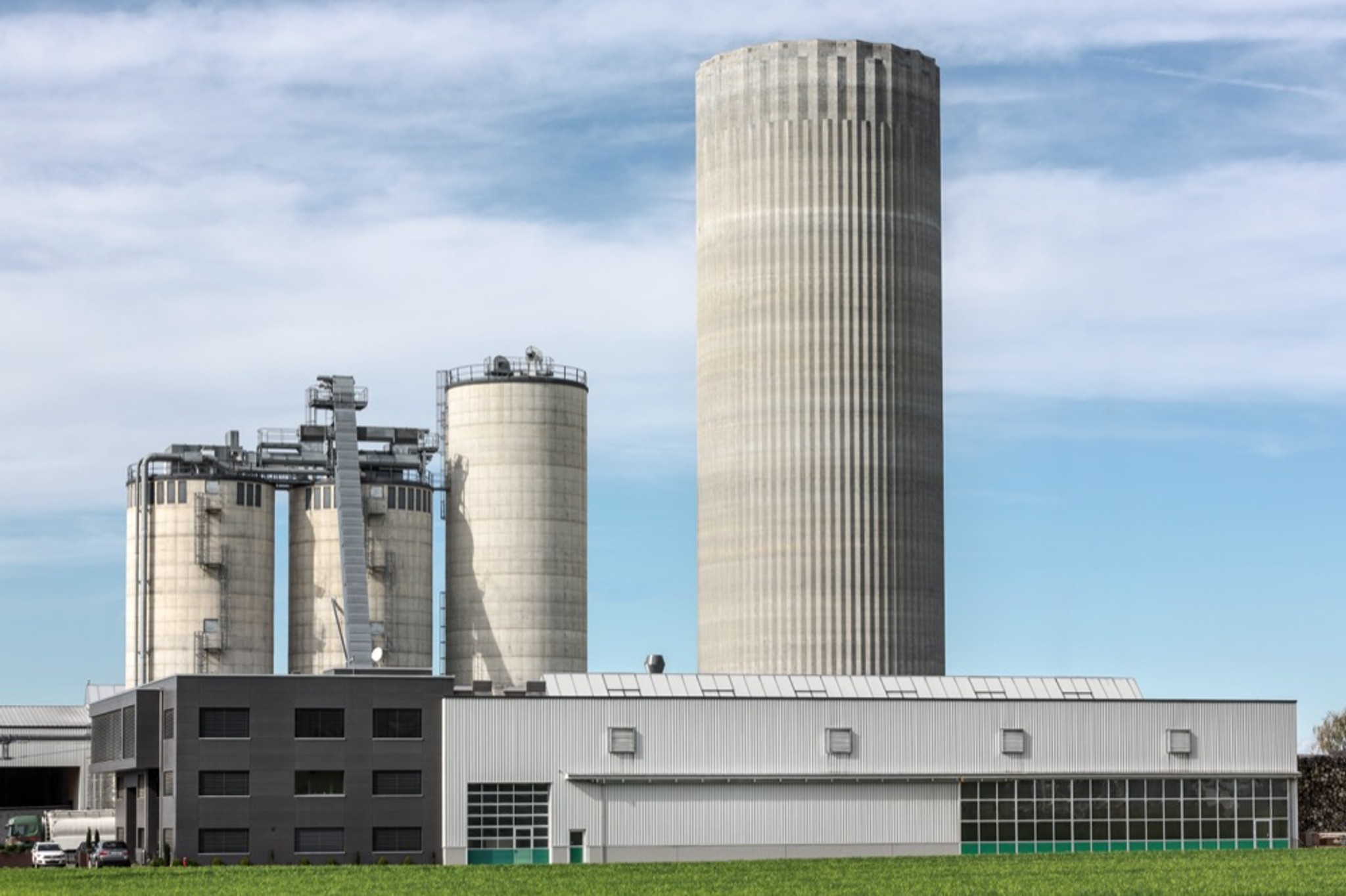Die Kirche bleibt im Dorf, das Silo kommt hinzu: sechzig Meter hohes Holzpelletsilo in Buttisholz.