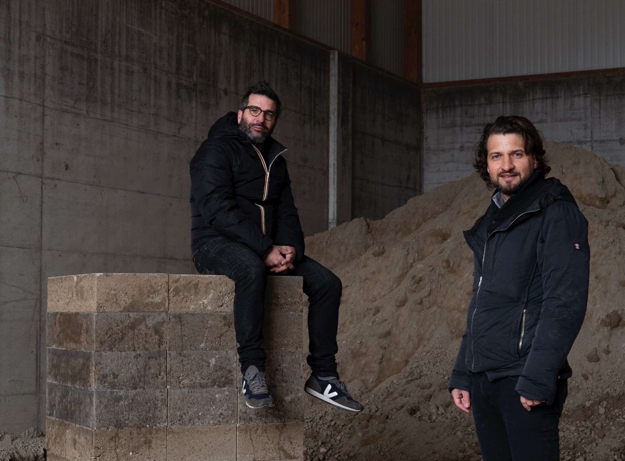 Seit 2011 entwickeln der Architekt Laurent de Wurstemberger (links) und der Materialingenieur Rodrigo Fernandez Ziegel aus gepresster Erde.