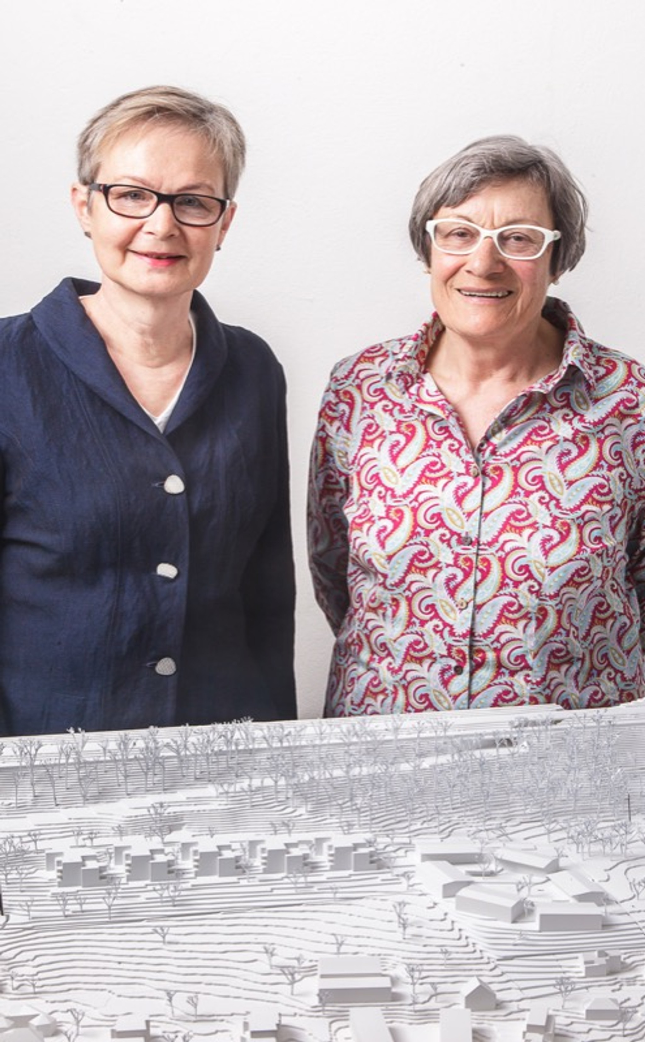 Die Initiantinnen Monika Hartmann und Anna Barbara Züst vor dem städtebaulichen Modell von ‹Trift Horgen›.