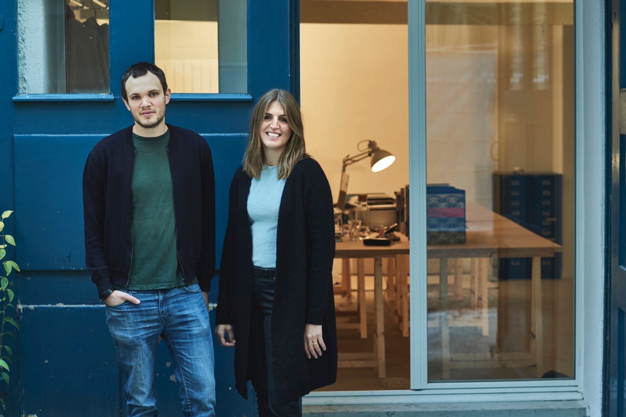 Nicolas Mentha und Jeanine Walther vor ihrem Atelier im Kreis 4 in Zürich. (Foto: Selina Meier)