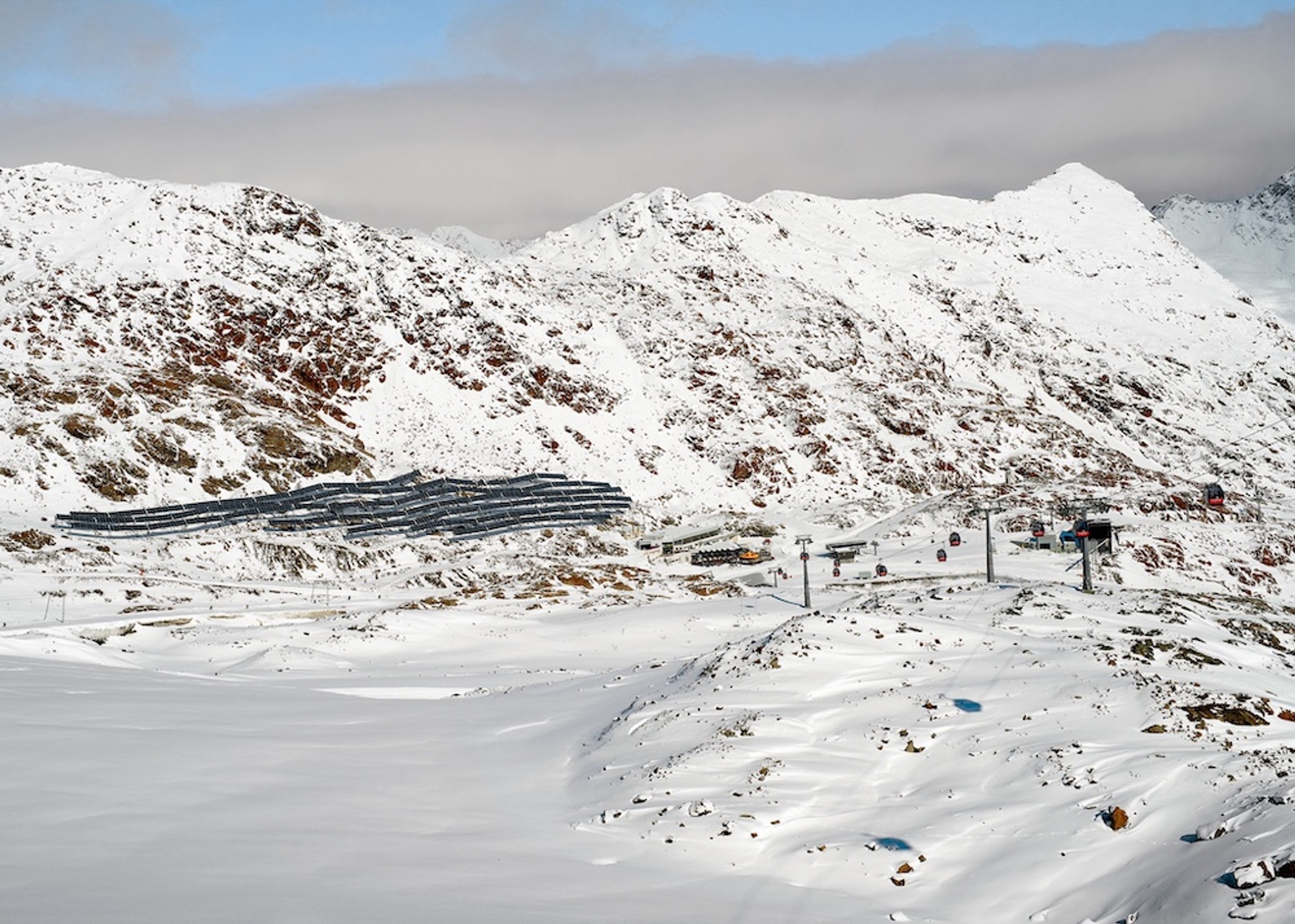 Was spricht für grosse PV-Anlagen in den Alpen? Und was dagegen? Im Bild die Solaranlage beim Pitztaler Gletscher in Tirol.