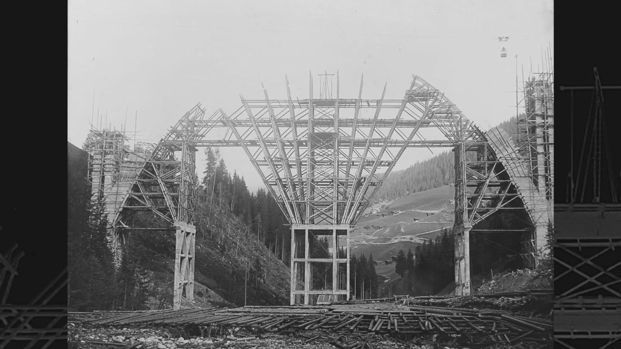 Das Lehrgerüst von Richard Coray für das Langwieser-Viadukt der Arosabahn (1913).