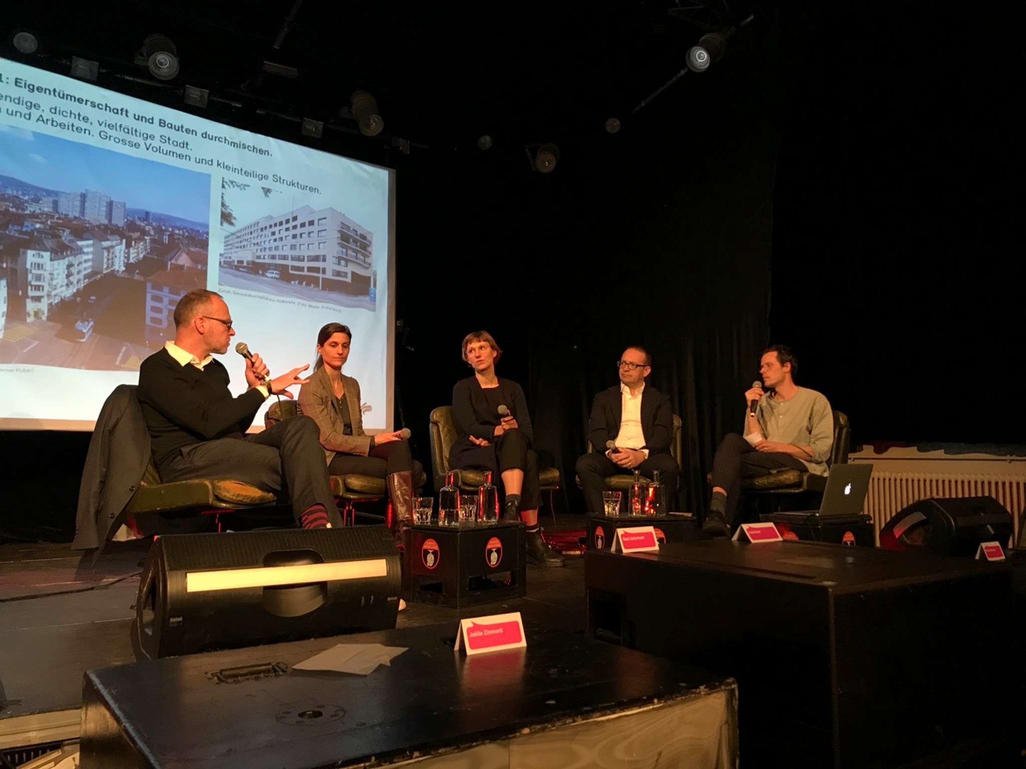 Basels Kantonsbaumeister Beat Aeberhard im Gespräch mit Joëlle Zimmerli, Soziologin, Lisa Euler, Architektin, Renato Piffaretti, Swisslife und Palle Petersen, Hochparterre.