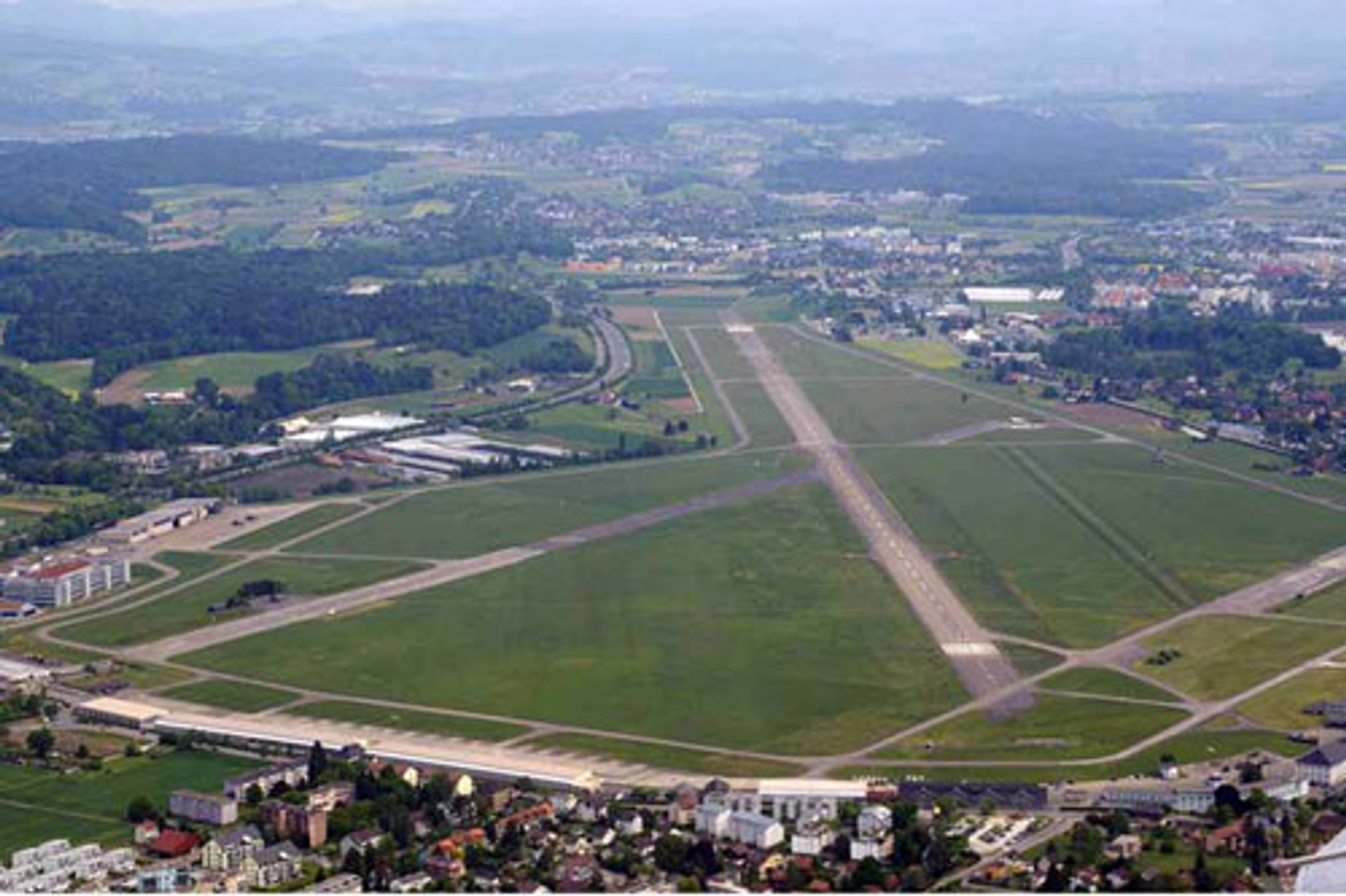 Der Streit um die Zukunft des Flugplatzes Dübendorf geht weiter.