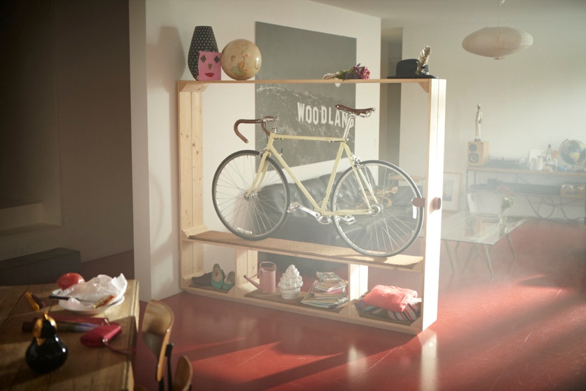 Verleiht dem Velo und anderem einen Rahmen: «Shoes, Books, and a Bike» von Thomas Walde.
