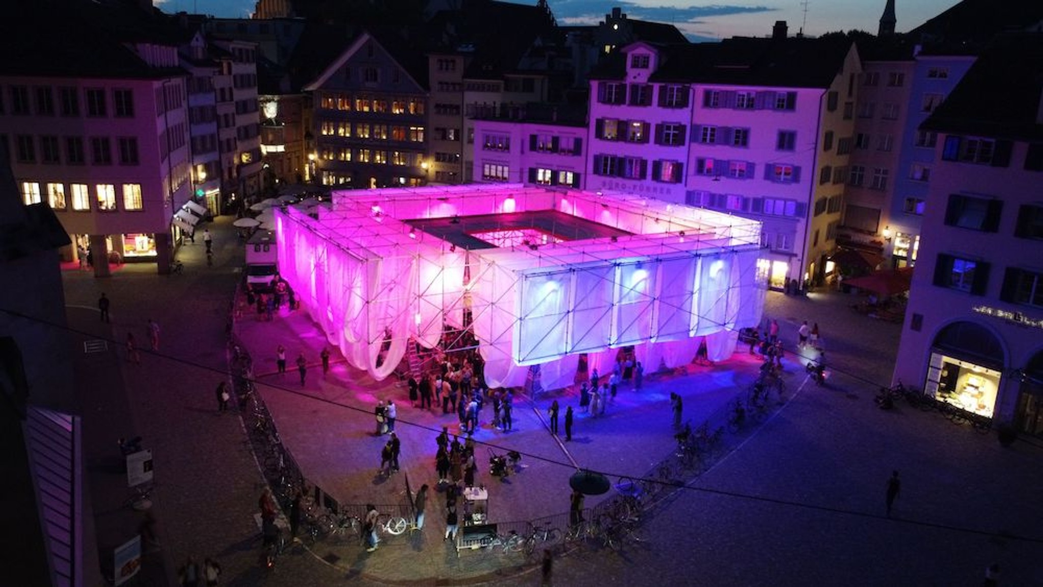 Mal pink, mal blau: Die Installation auf dem «Fraumünsterhof».