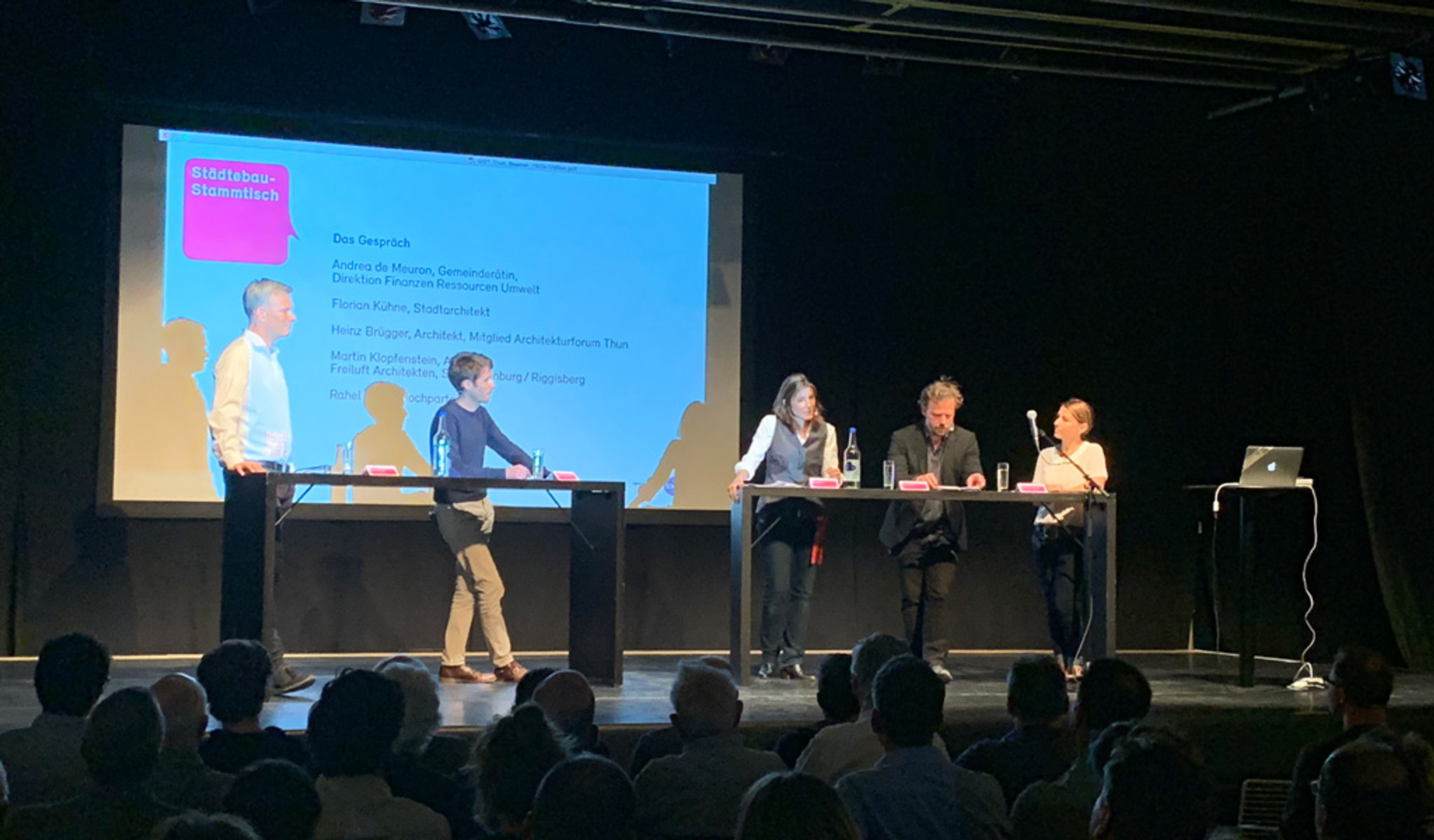 Die Architekten Heinz Brügger und Martin Klopfenstein diskutierten gestern Abend in Thun unter der Leitung von Hochparterre-Redaktorin Rahel Marti (Mitte) mit Stadtarchitekt Florian Kühne und der Gemeinderätin Andrea de Meuron.