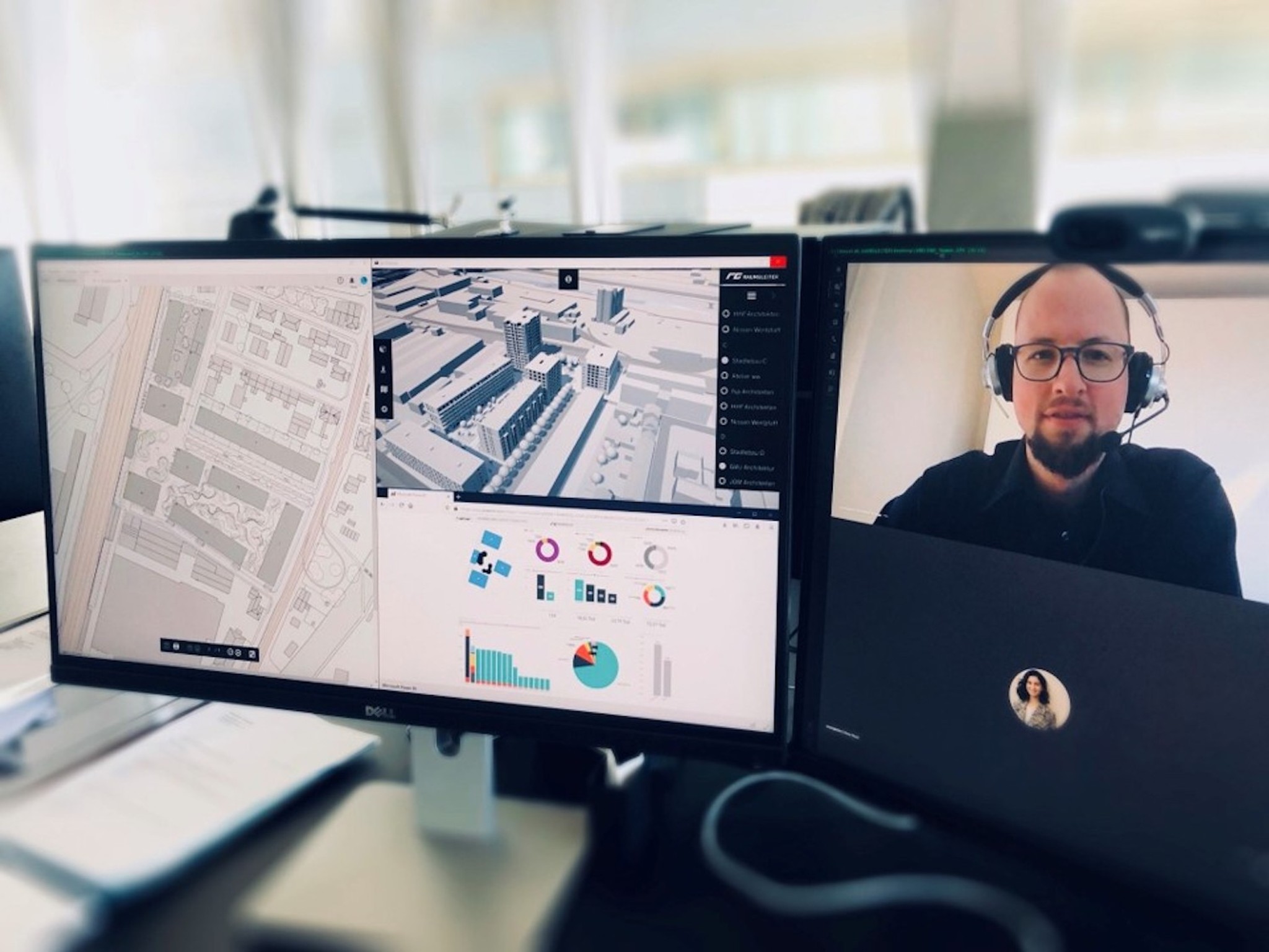 Matthias Knuser (rechts) von Raumgleiter testet den Videocall und die Projektansicht mit 3-D-Modell, Kennwerten und Plänen (links). Die dargestellten Projekte stammen aus einem bereits abgeschlossenen Verfahren.