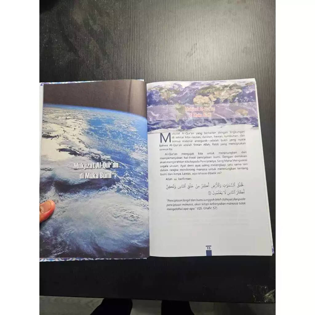 Buku di tangan pembaca lifestyle