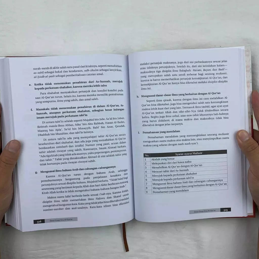 Buku di tangan pembaca lifestyle