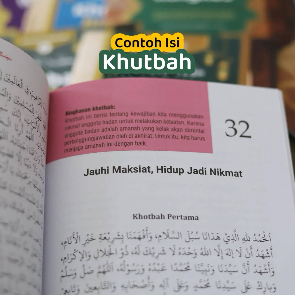 Buku di tangan khatib lifestyle masjid