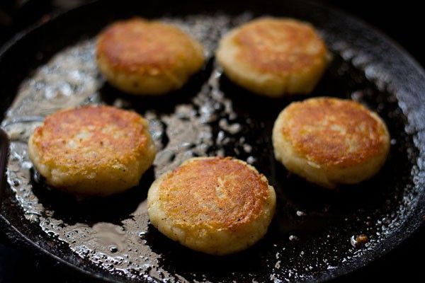 12 Must-Try Street Food Around Country 1 aloo tikki delhi